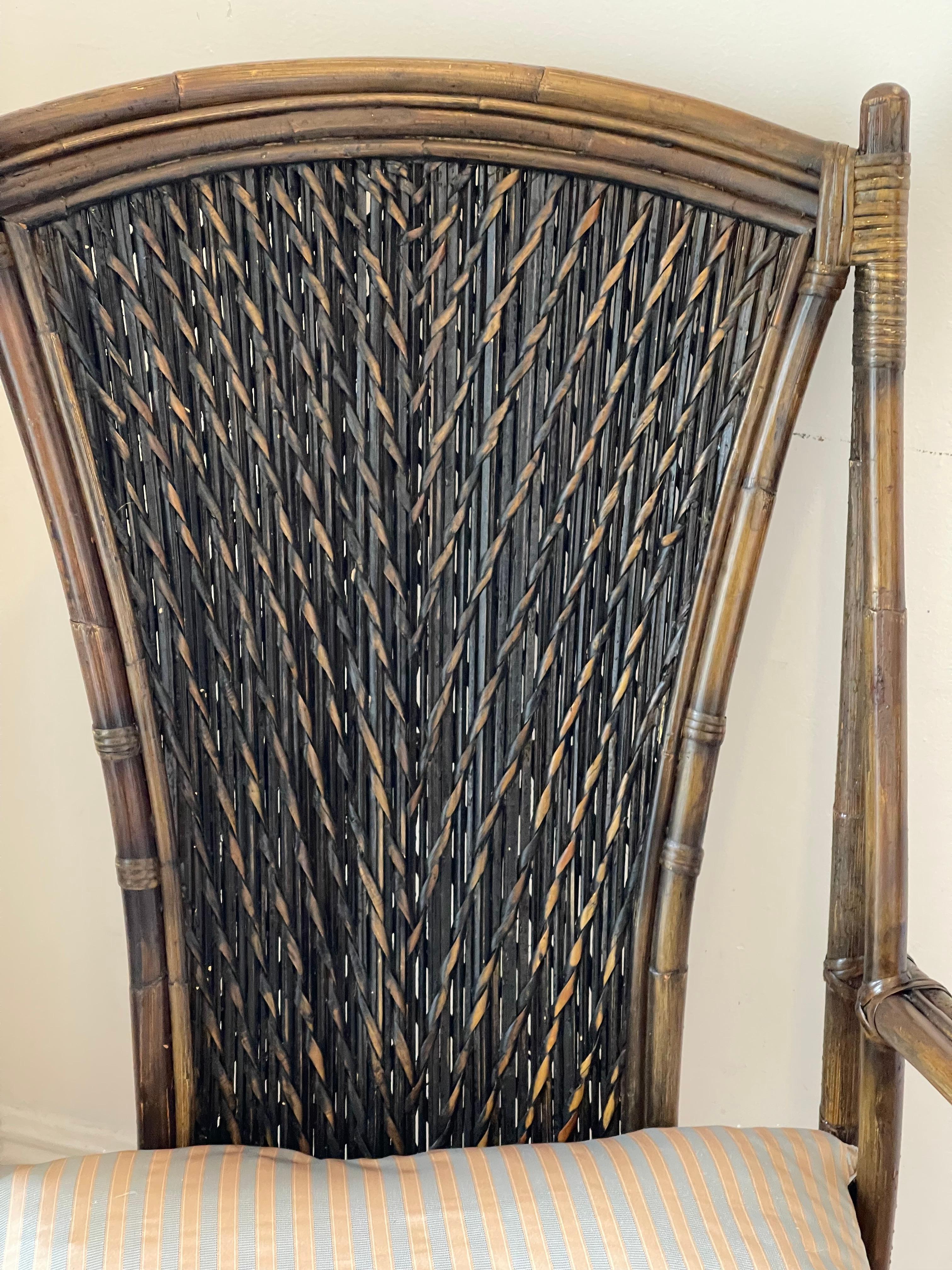 Elegante sillón de ratán de bambú con almohada de plumas de seda Estadounidense en venta