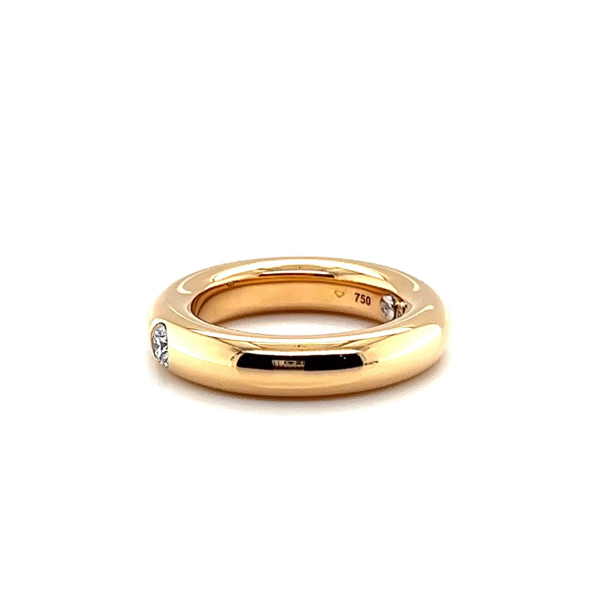 An elegant band ring with diamonds in red gold by German Jeweler Noor. The brand is celebrated for its exceptional artistry and timeless designs. Their unique allure comes from carefully sourced, ethically mined diamonds and understanding of 