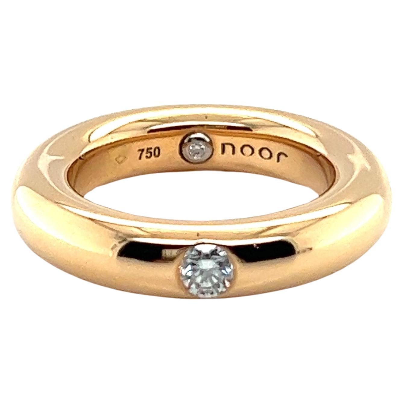 Elegant Band Ring with Diamonds in 18 Karat Red Gold