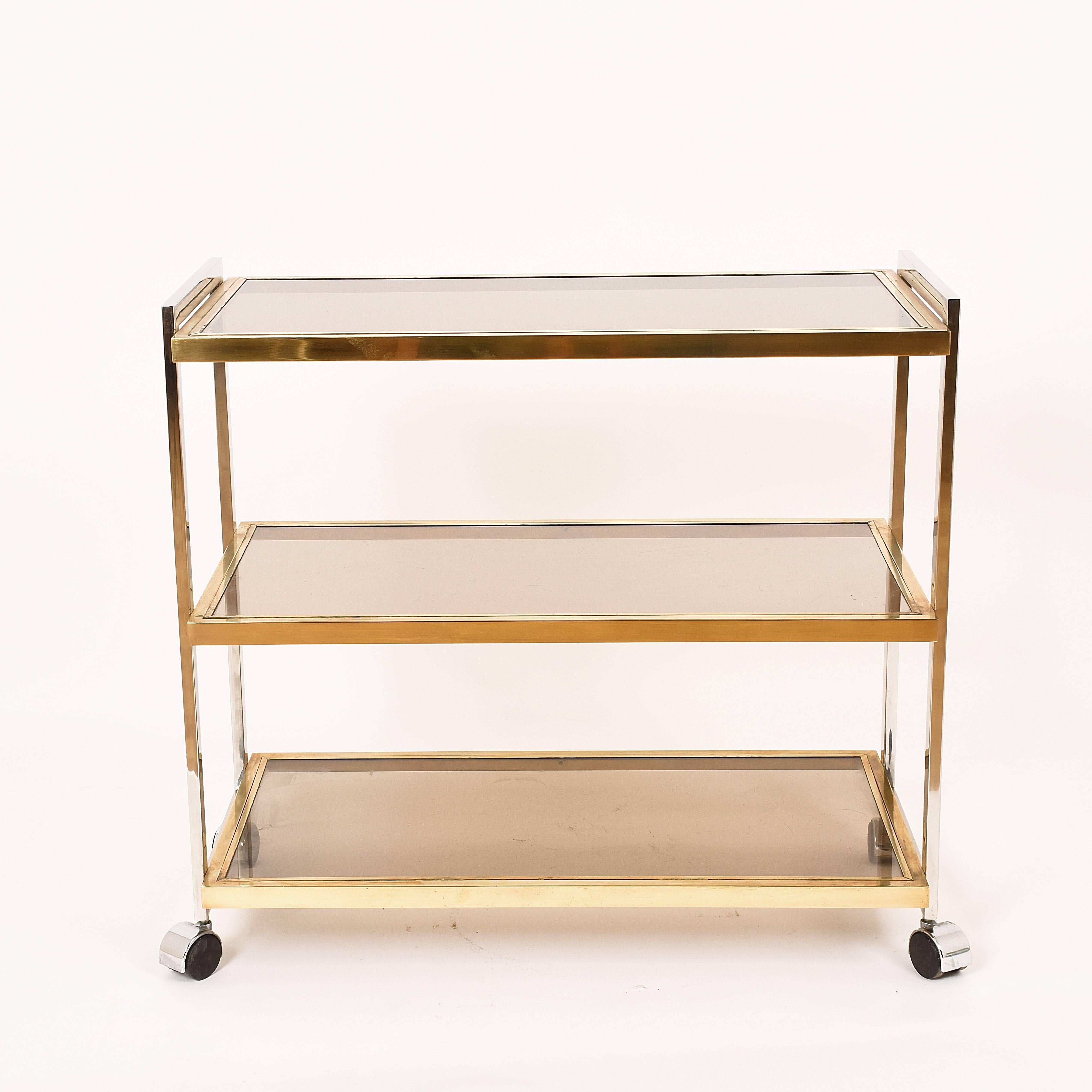 Beautiful trolley bar with a linear design. Made in Italy in the 1970s.
Three glass shelves on chromed and brass structure. Attributable to Romeo Rega.