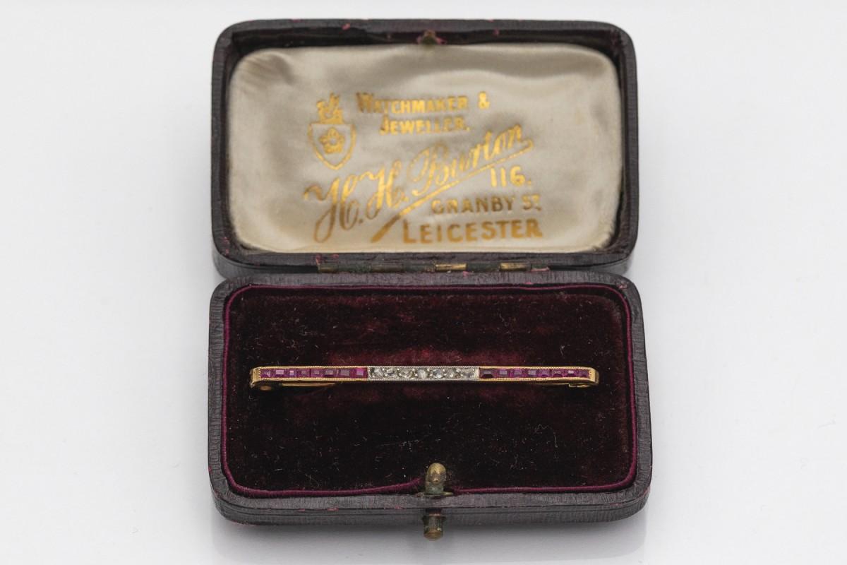 Beautiful golden bar brooch with elements of platinum, set with diamonds of a total weight of about 0.07ct and rubies of a total weight of 0.48ct

origin : Spain, early 20th century

width: 5cm

item weight: 3.5

a jewelery certificate is included