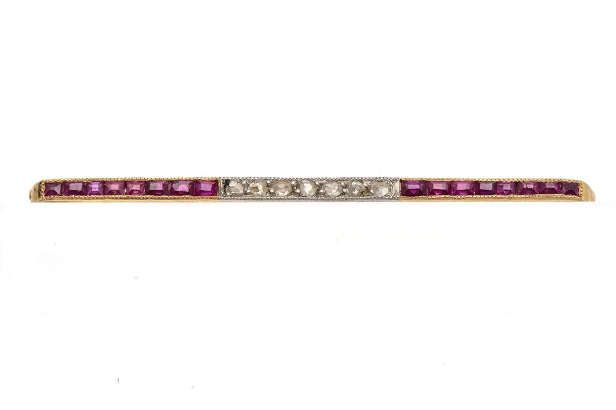 Art Deco Elegant bar golden brooch with rubies and diamonds, Spain, circa 1940s. For Sale