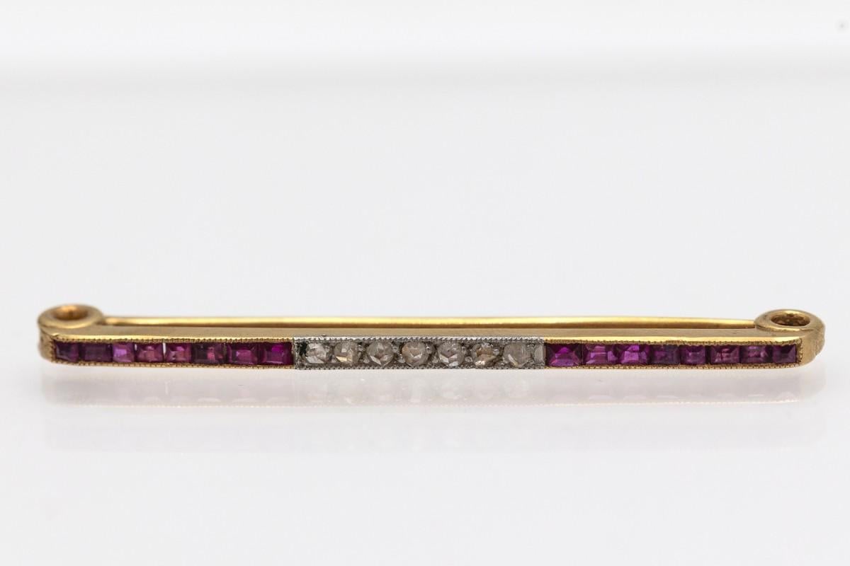 Elegant bar golden brooch with rubies and diamonds, Spain, circa 1940s. In Good Condition For Sale In Chorzów, PL