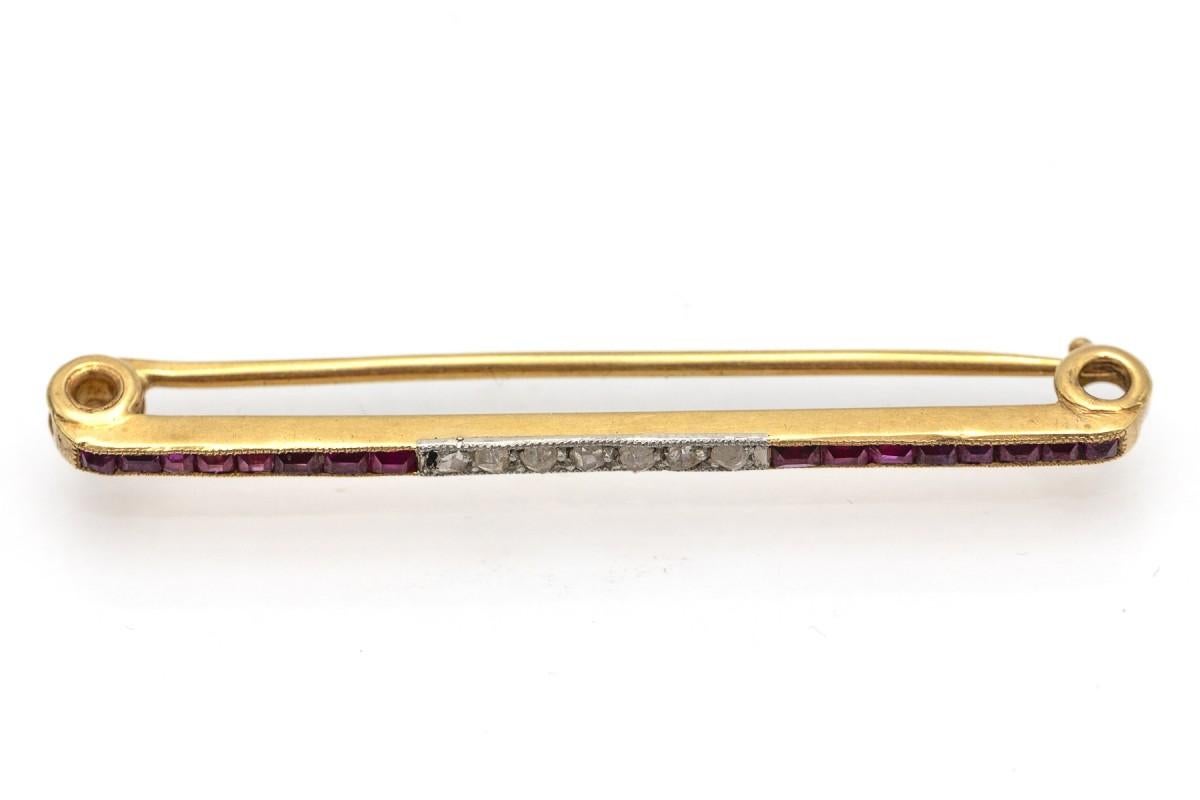 Elegant bar golden brooch with rubies and diamonds, Spain, circa 1940s. For Sale 1