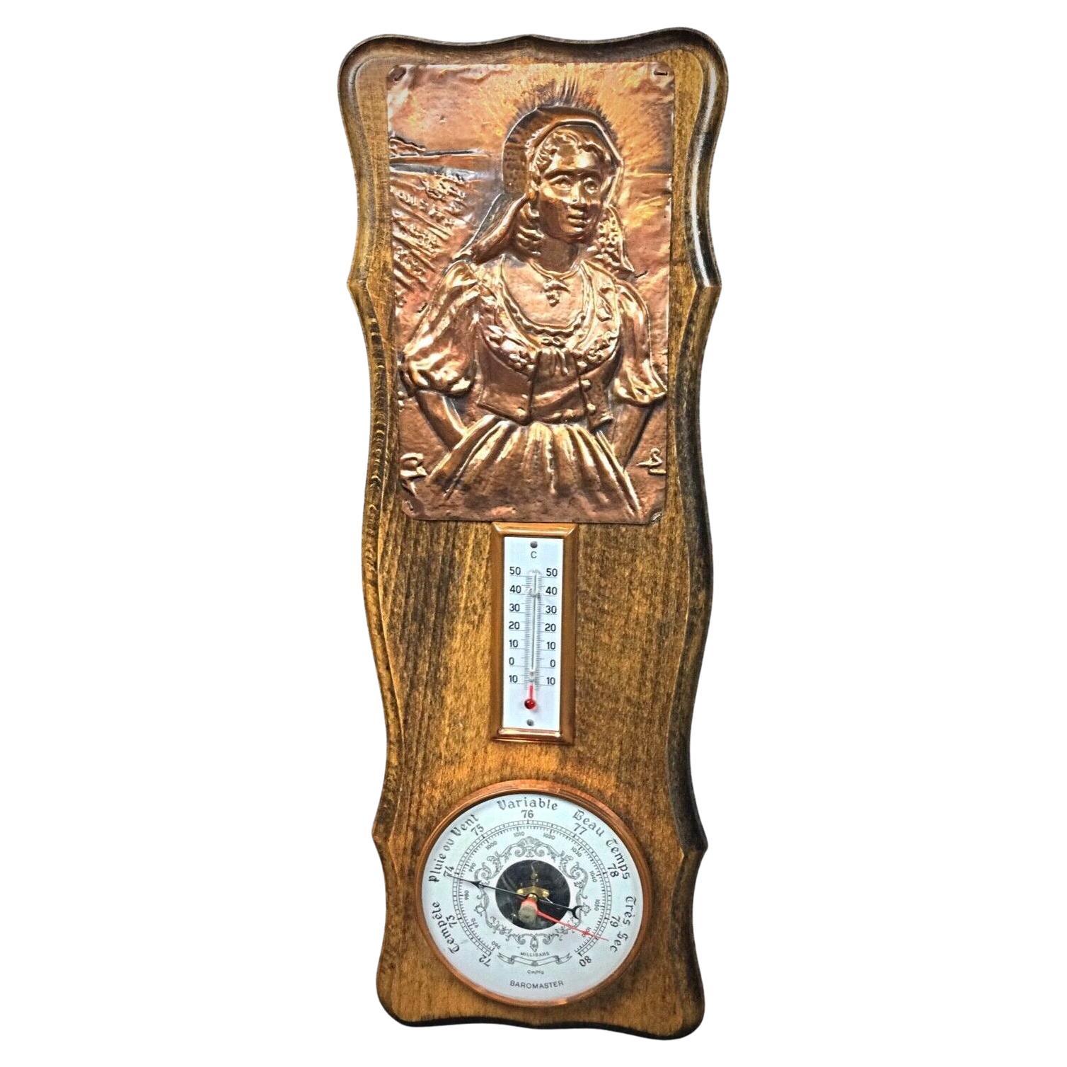 Elegante barómetro y termómetro con bajorrelieve de cobre de una mujer - 2Y64