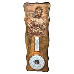 Elegante barómetro y termómetro con bajorrelieve de cobre de una mujer - 2Y64