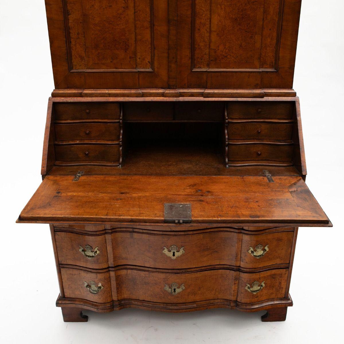 18th Century Elegant Baroque secretary desk For Sale