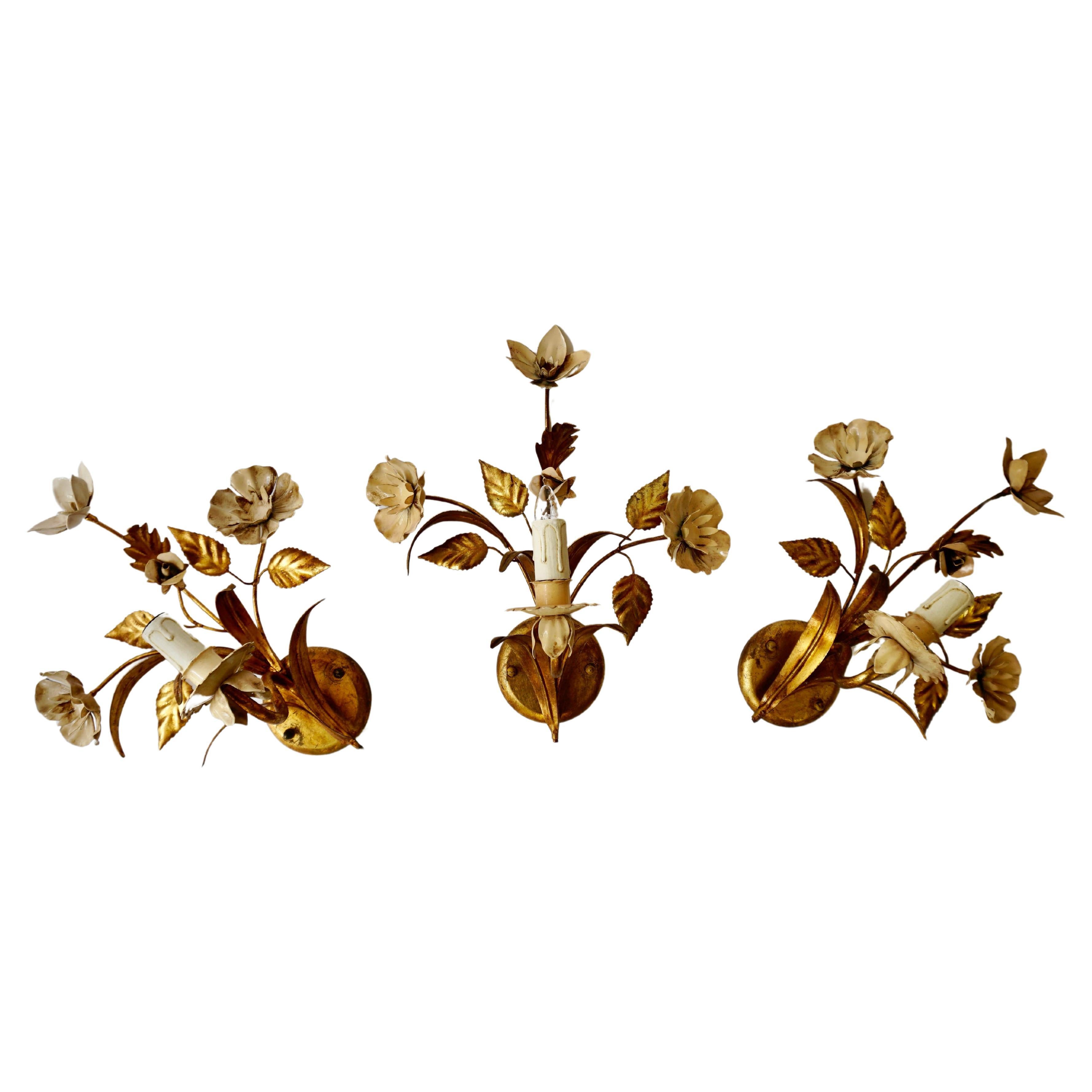 Ilumina tu interior con este impresionante juego de apliques barrocos, perfecto para quienes aprecian la decoración clásica y lujosa. Estos apliques únicos, adornados con motivos florales y hojas en tonos dorados y crema, aportan un toque de