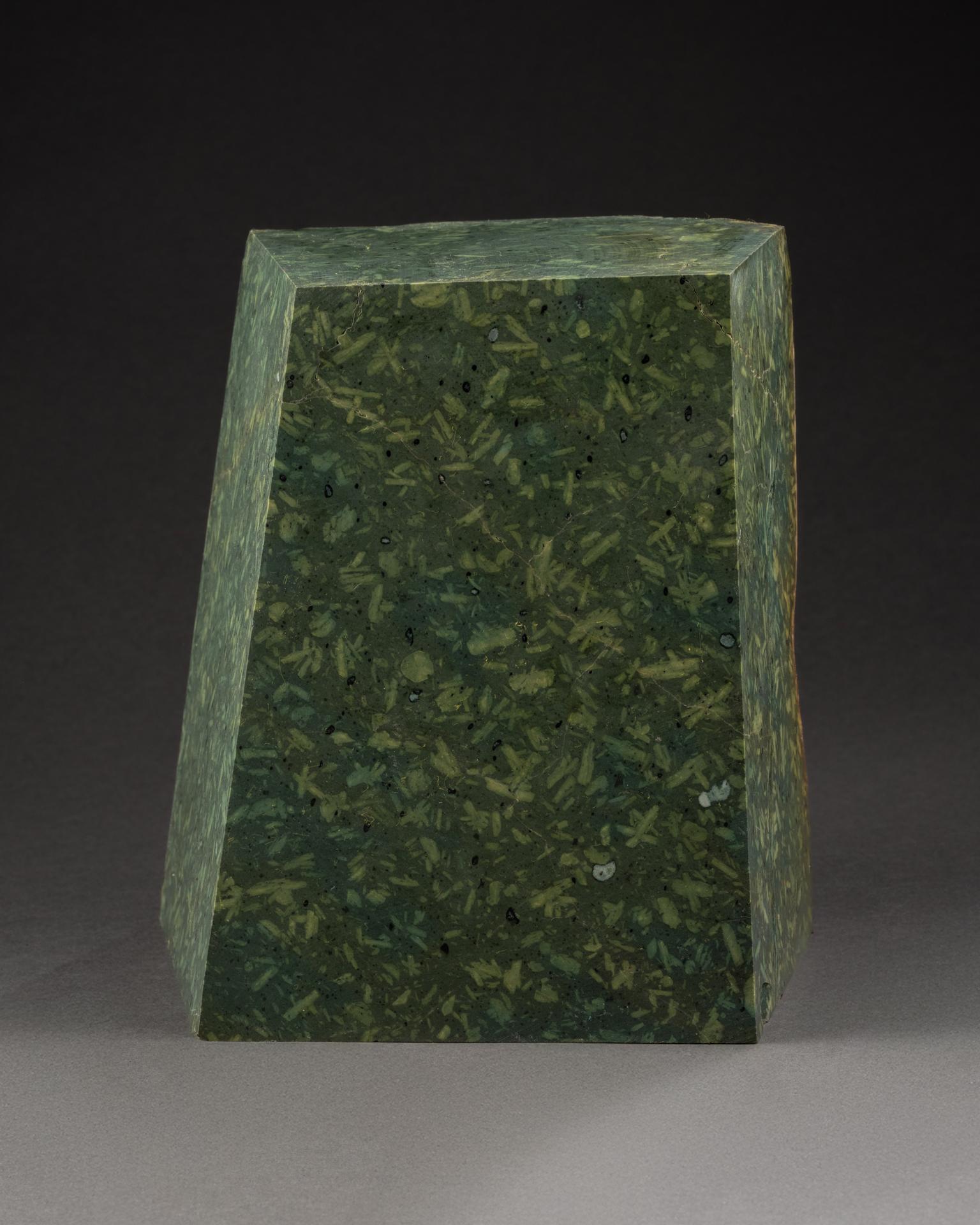 Elegant fragment in porfido Serpentino Antico
19,5 x 18 x 12 cm

This beautiful fragment can be used as a base made of rare marble, ideal for displaying ancient or modern objects and sculptures. The pure shape and the beauty of the raw material also