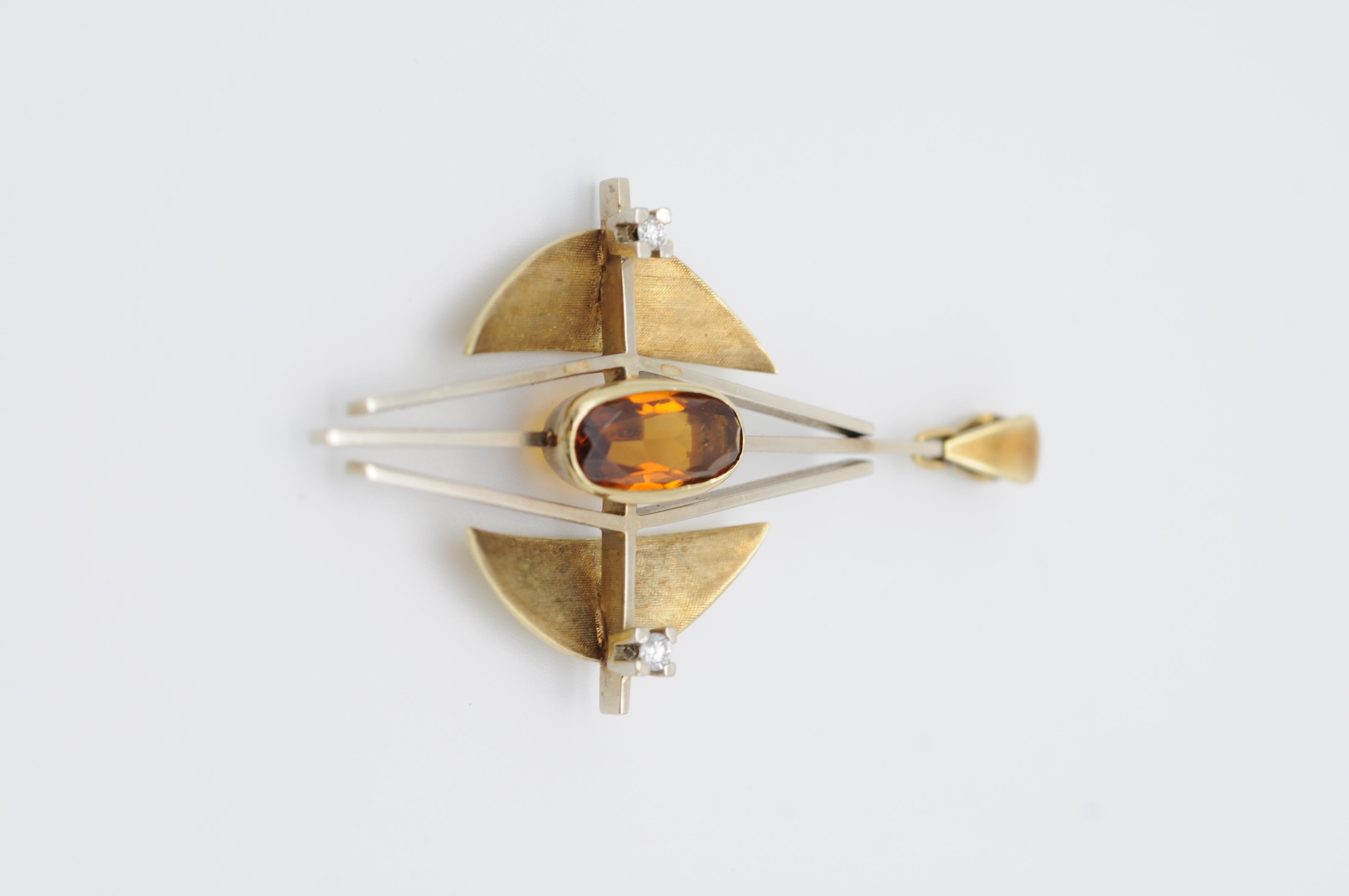 Eleganter Bauhaus-Anhänger, zweifarbiger Citrin aus 14 K Gold

Geometrische Form im Bauhaus-Stil. In der Mitte ein oval geschliffener Citrin, flankiert von Brillantsteinen. Bicolor in Gelbgold und Weißgold.