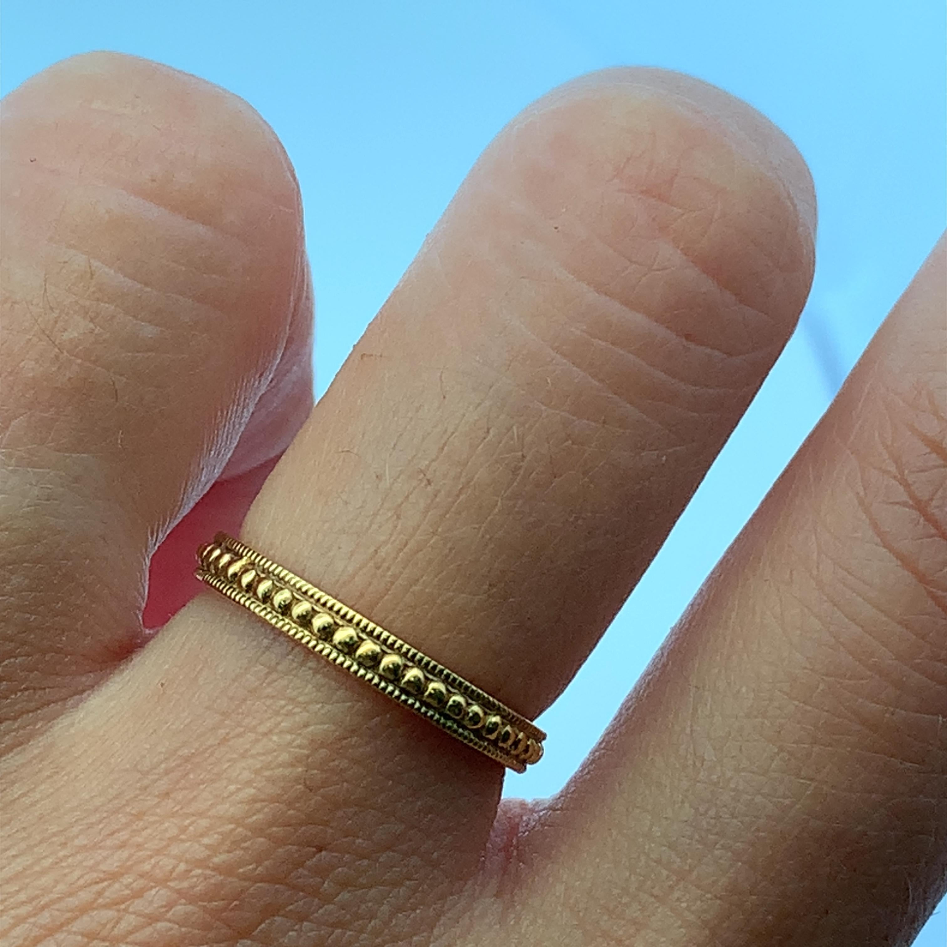 Eleva il tuo stile con questa fede nuziale in stile vintage con sfere di perline, realizzata in radioso oro giallo 18 carati. Un pezzo senza tempo che emana raffinatezza, mentre le perline dettagliate aggiungono un tocco di consistenza e interesse