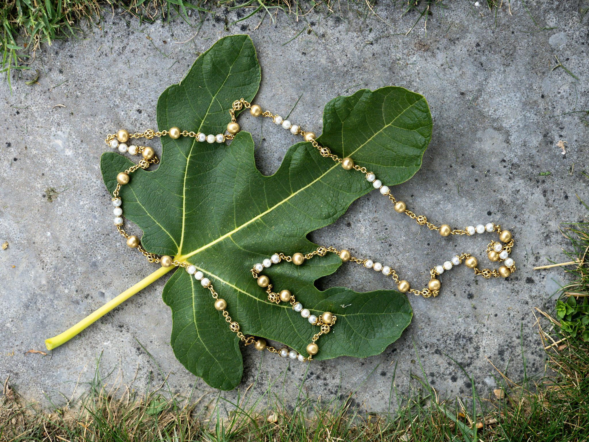 Women's or Men's Elegant Beaded Necklace in 18K Yellow Gold, Adorned with 39 Handpicked Pearls For Sale