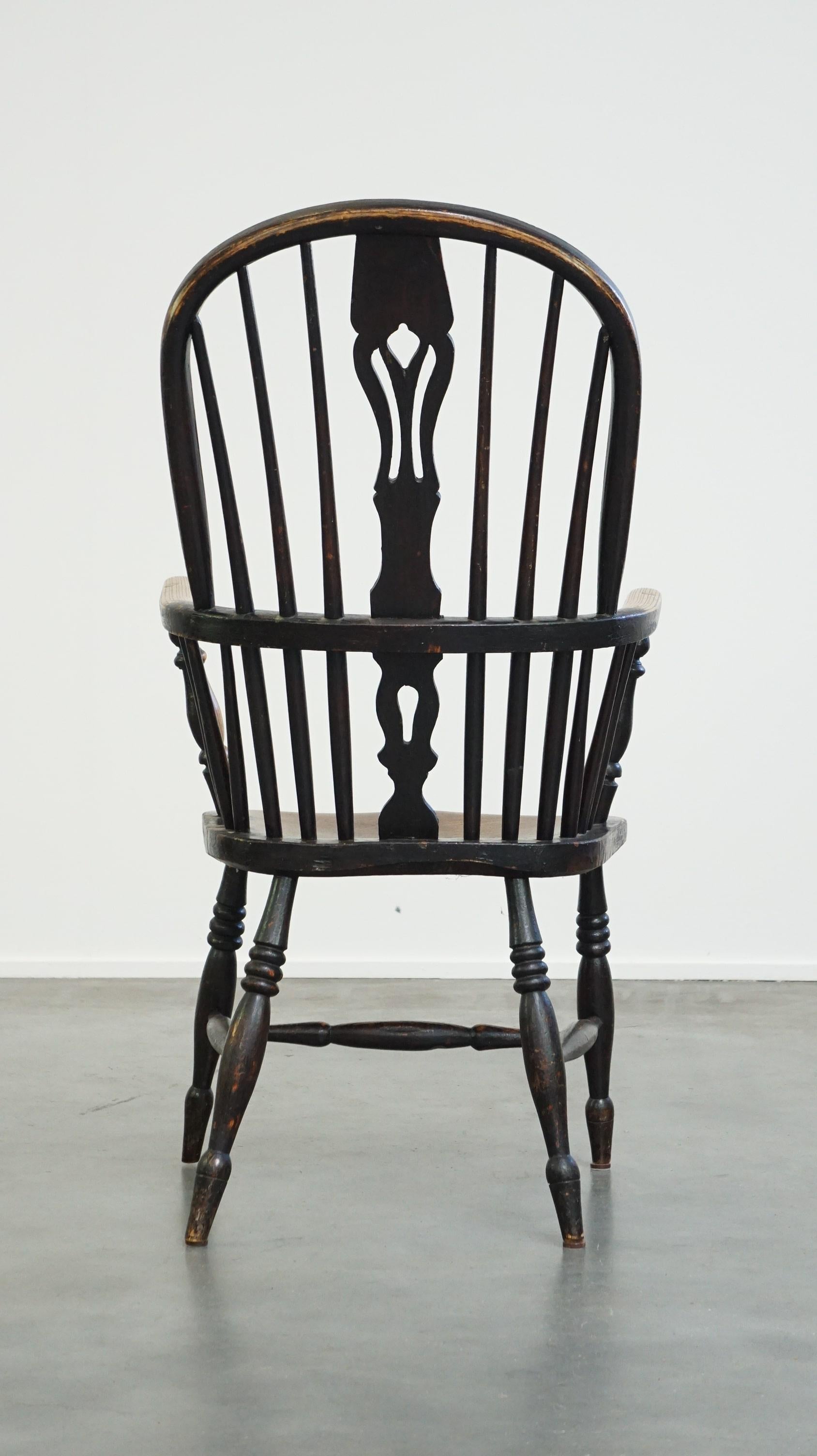 Fatto a mano Elegant, beautiful, antique English highback Windsor dining room chair in vendita