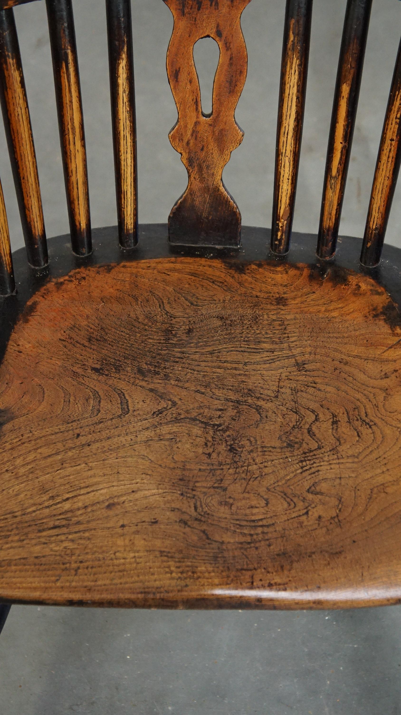 XIX secolo Elegant, beautiful, antique English highback Windsor dining room chair in vendita