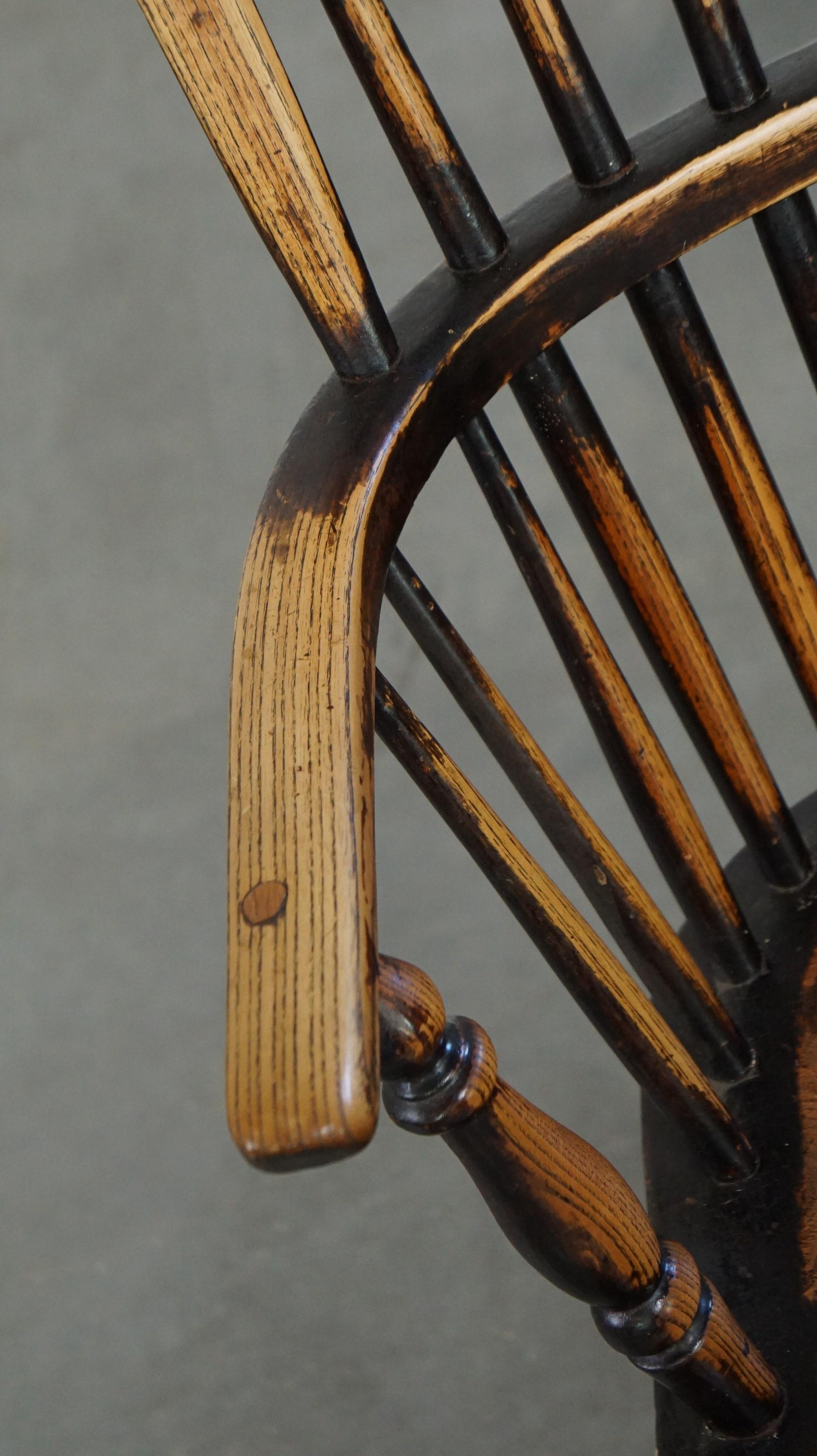 Legno Elegant, beautiful, antique English highback Windsor dining room chair in vendita