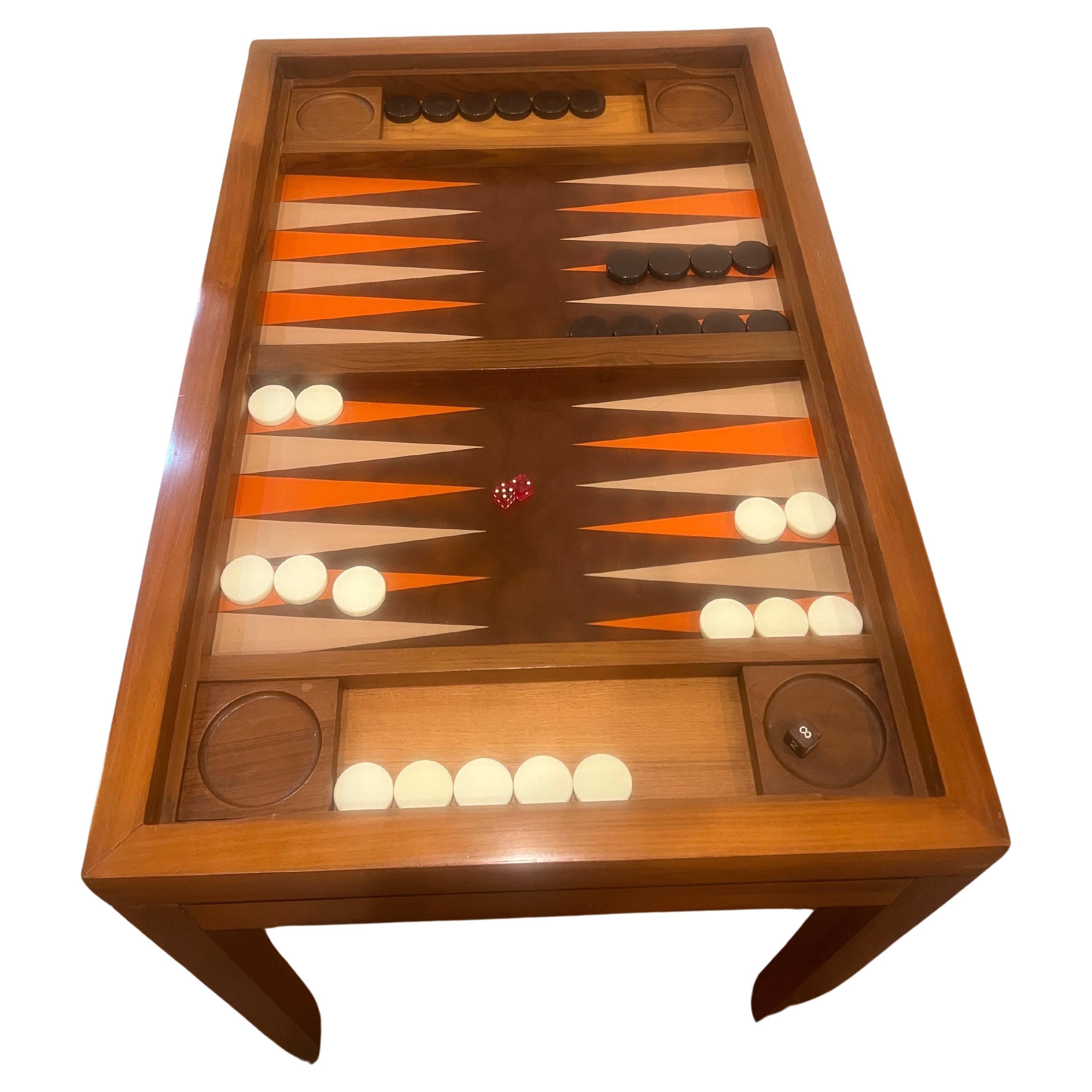 Magnifique table de jeu en noyer et cuir avec plateau amovible pour salle à manger ou bureau très propre et en bon état. Je vais devoir enlever les pieds pour faciliter l'expédition.