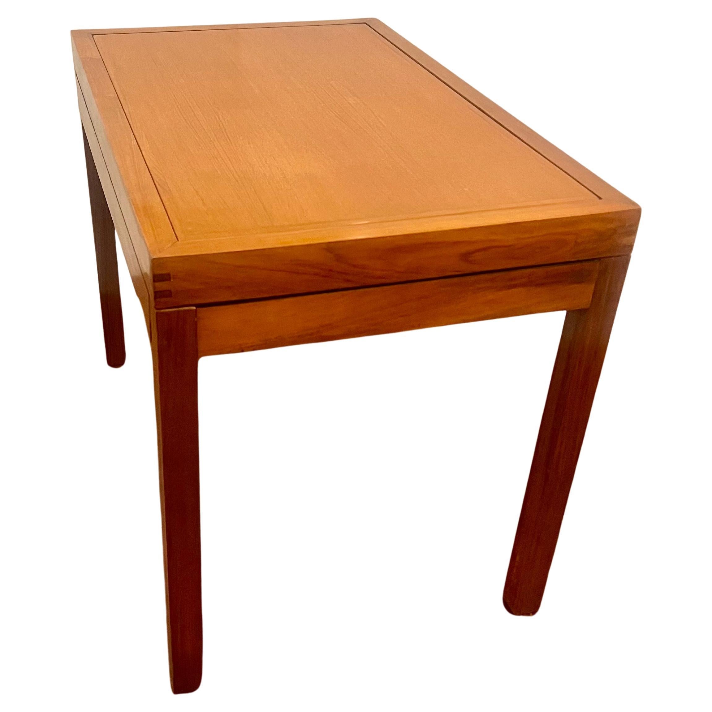 20ième siècle Elegant Table de Backgammon en noyer avec plateau amovible pour salle à manger en vente