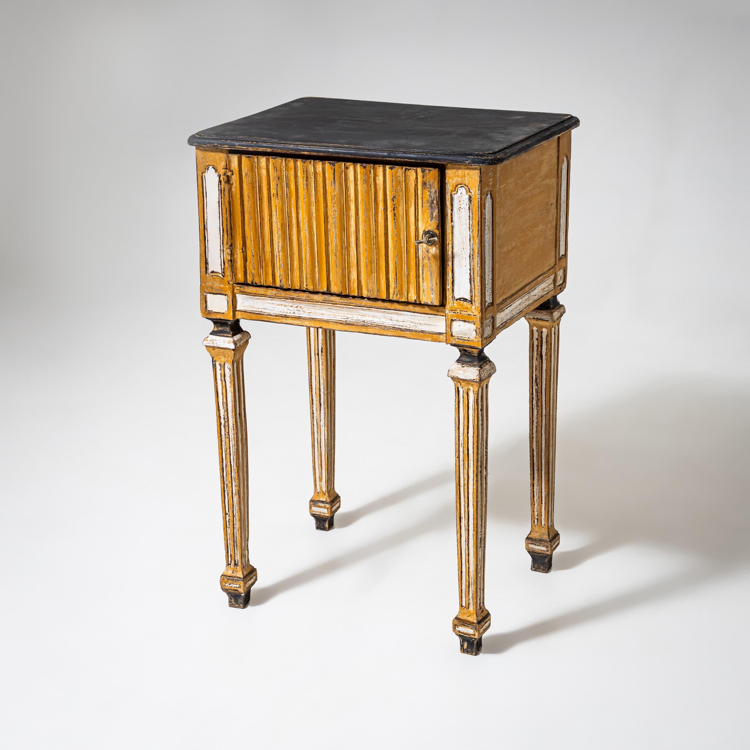 Elegante mesilla de noche hacia 1800 Europeo en venta