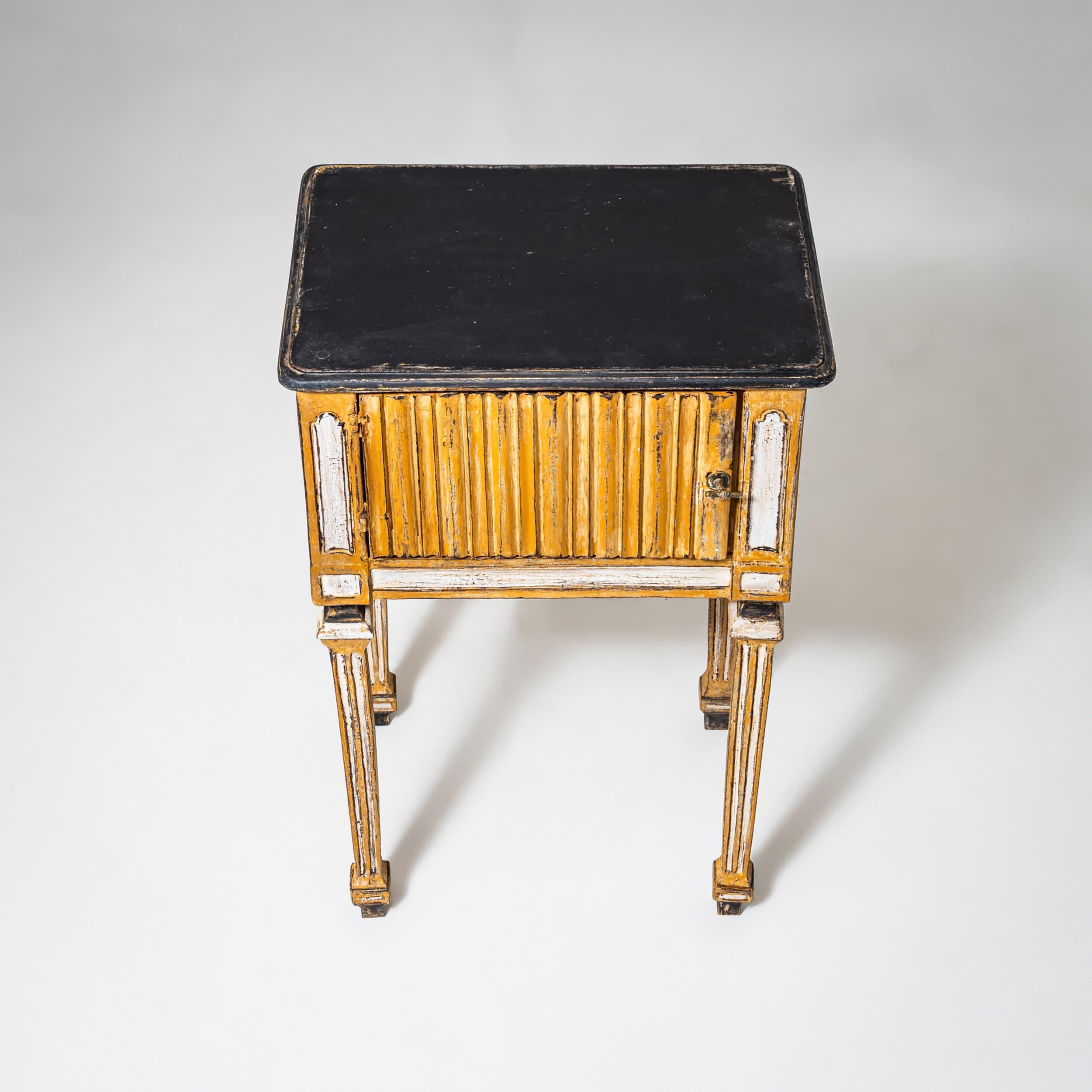 Elegante mesilla de noche hacia 1800 principios del siglo XIX en venta