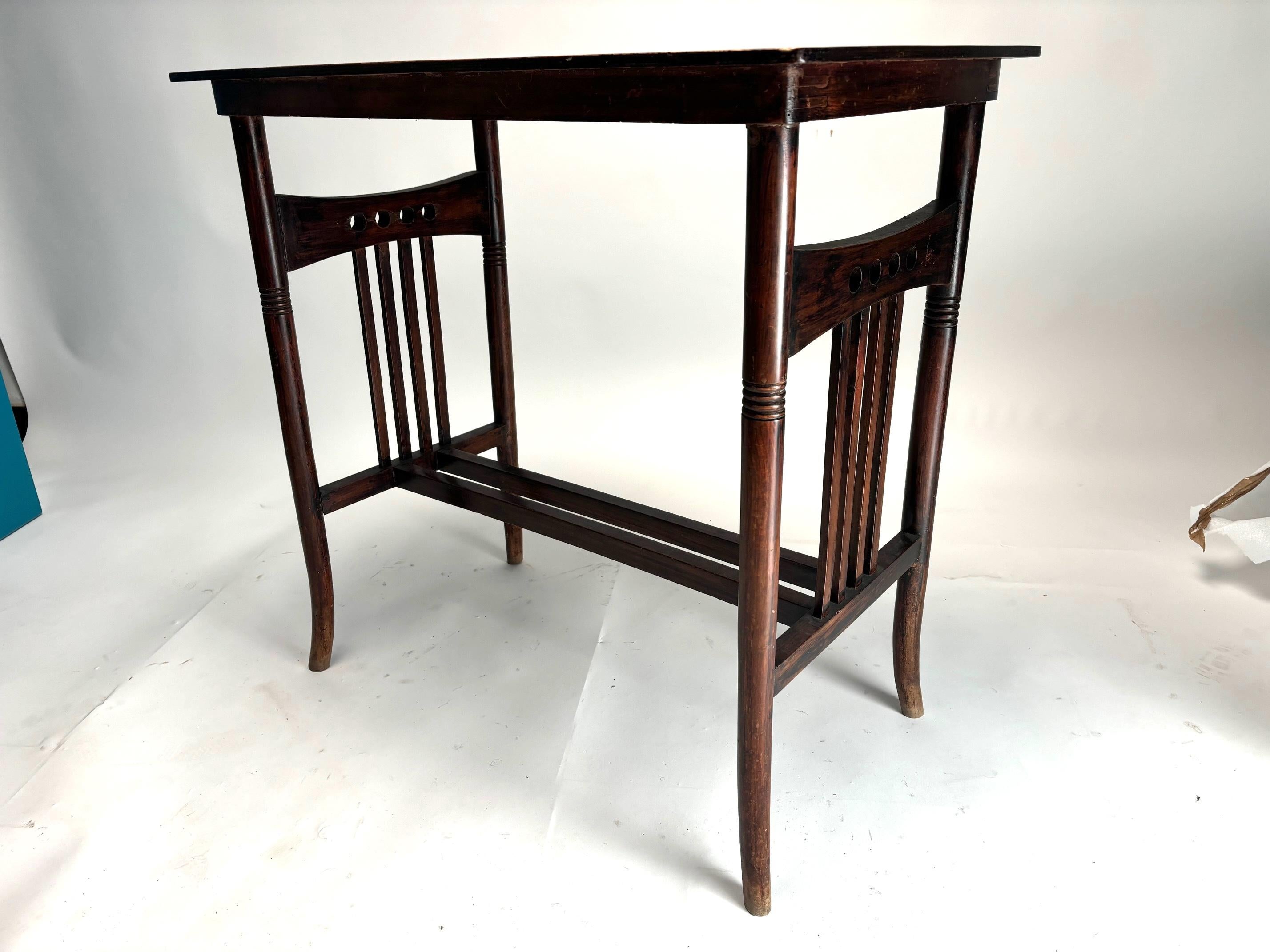 Eleganter Couchtisch aus Buche der Wiener Sezession, J.J. Kohn (Buchenholz) im Angebot