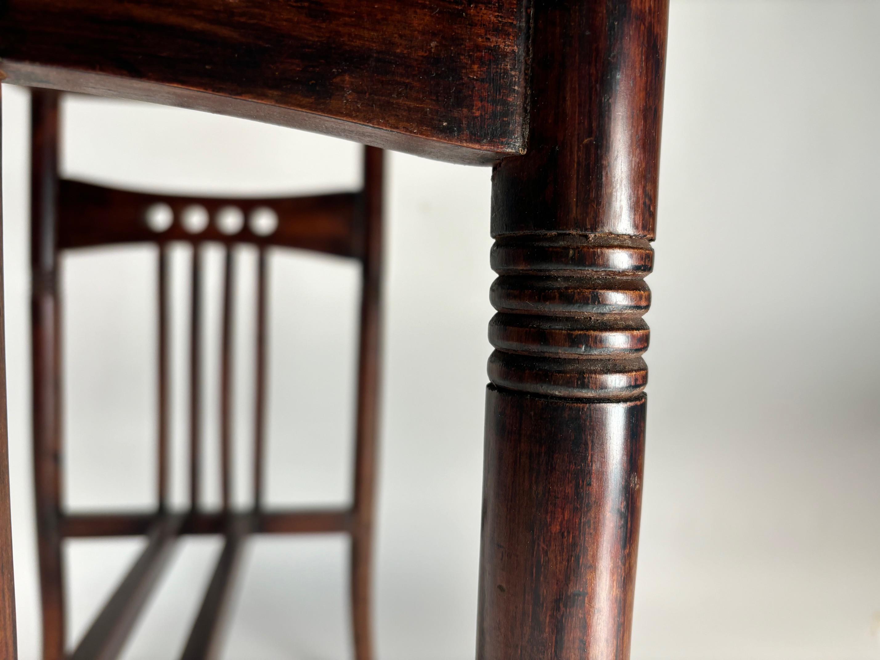 Eleganter Couchtisch aus Buche der Wiener Sezession, J.J. Kohn im Angebot 1