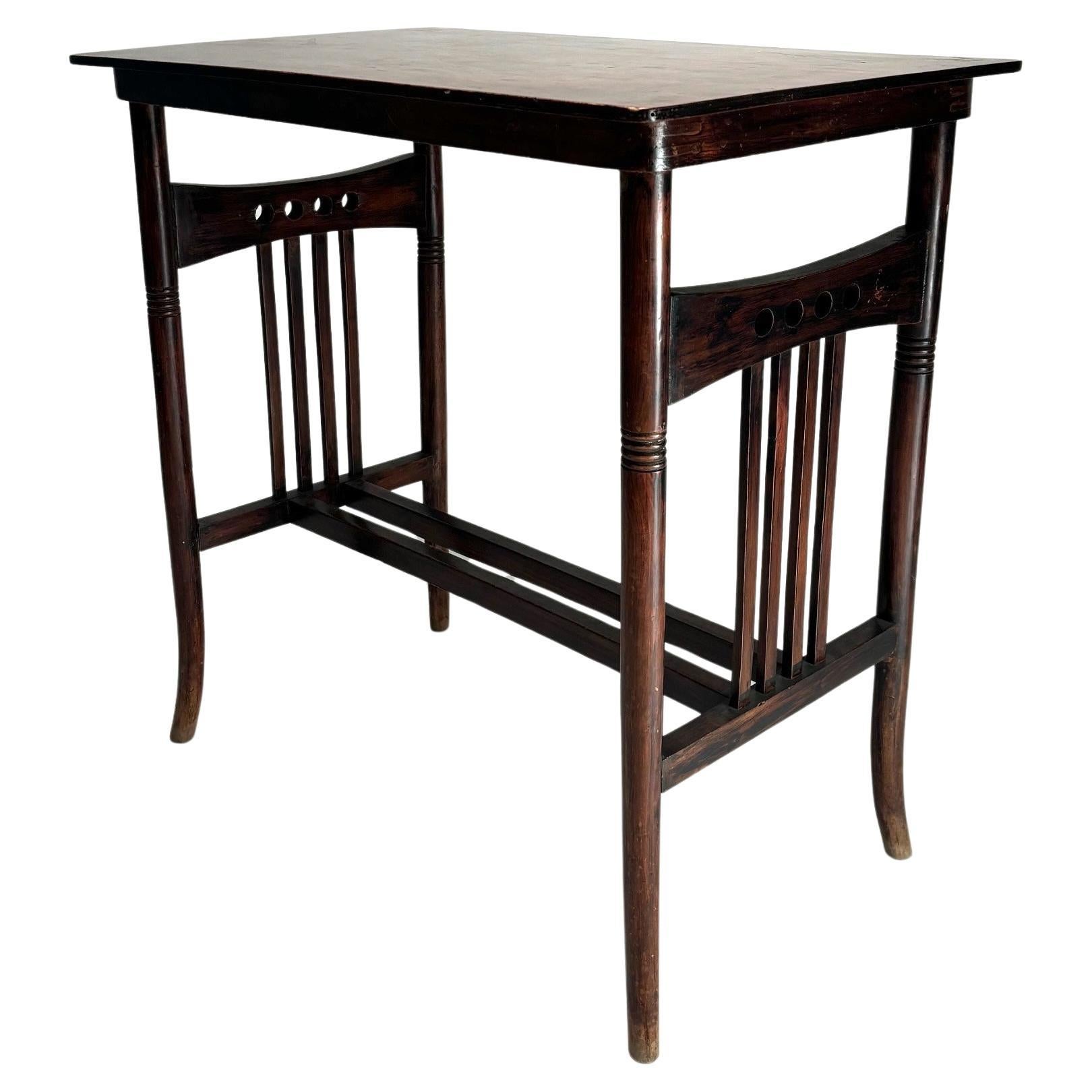 Eleganter Couchtisch aus Buche der Wiener Sezession, J.J. Kohn