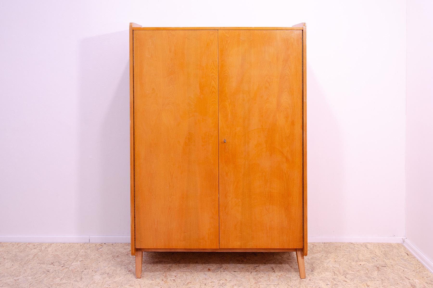 Cette armoire a été conçue par František Jirák pour la société Tatra nábytok dans l'ancienne Tchécoslovaquie dans les années 1960.

Il est fabriqué en bois de hêtre et en contreplaqué.

Vous pouvez y suspendre vos vêtements,  placer des