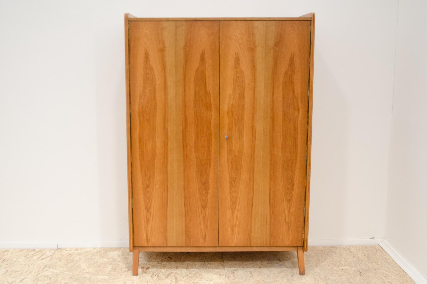 Cette armoire a été conçue par František Jirák pour la société Tatra nábytok dans l'ancienne Tchécoslovaquie dans les années 1960.

Il est fabriqué en bois de frêne et en contreplaqué.

Vous pouvez y suspendre vos vêtements,  placer des