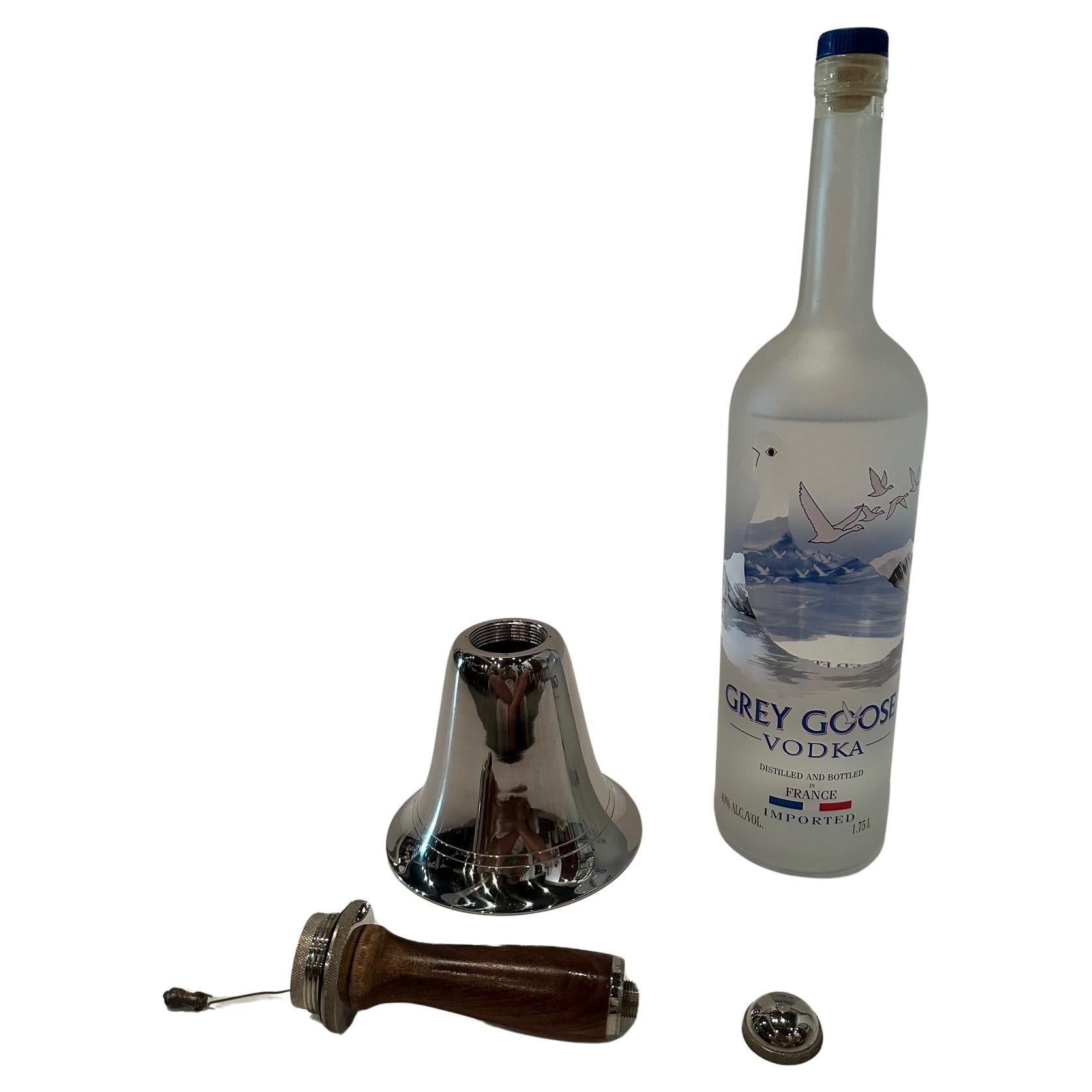 Elegante shaker da cocktail art déco cromato a forma di campana con manico in legno.  Un design molto intelligente e un'aggiunta favolosa a un bar.