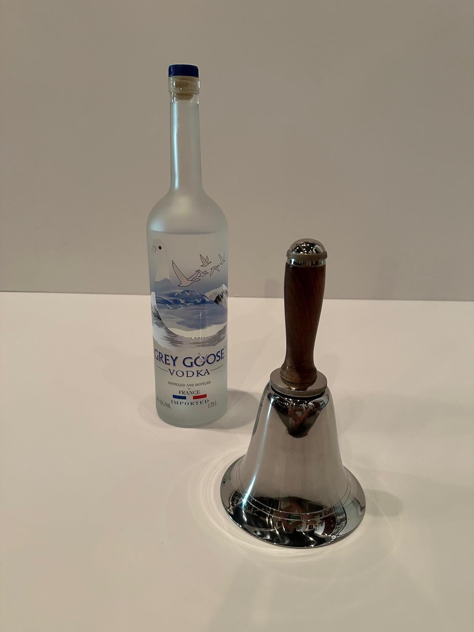 Élégant shaker de cocktail Art déco en forme de cloche en chrome et bois en vente 1