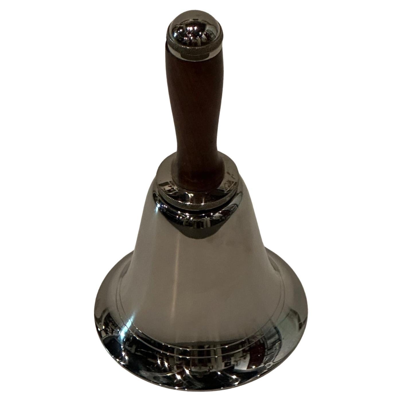 Élégant shaker de cocktail Art déco en forme de cloche en chrome et bois en vente