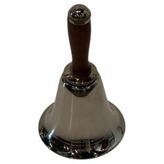Élégant shaker de cocktail Art déco en forme de cloche en chrome et bois