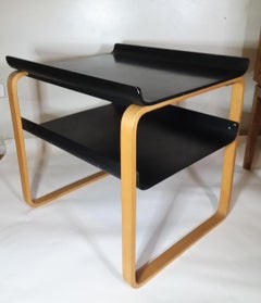 Elegante mesa auxiliar de madera curvada de Alvar Aalto