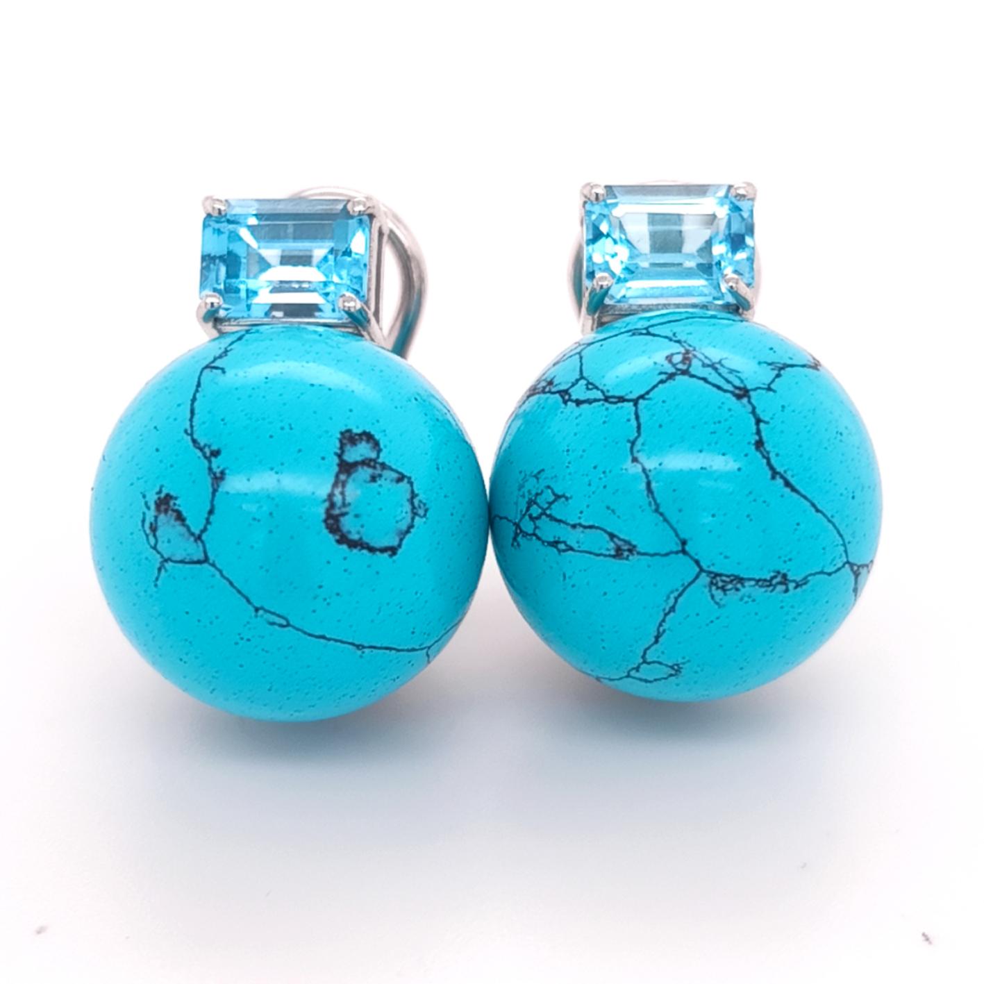 Clásicos y elegantes pendientes de oro blanco con grandes ramilletes de turquesa natural de Arizona (0,63 pulgadas) rematados con brillantes topacios azules talla esmeralda (2,45 kt). Estos pendientes con colores tono sobre tono son extremadamente