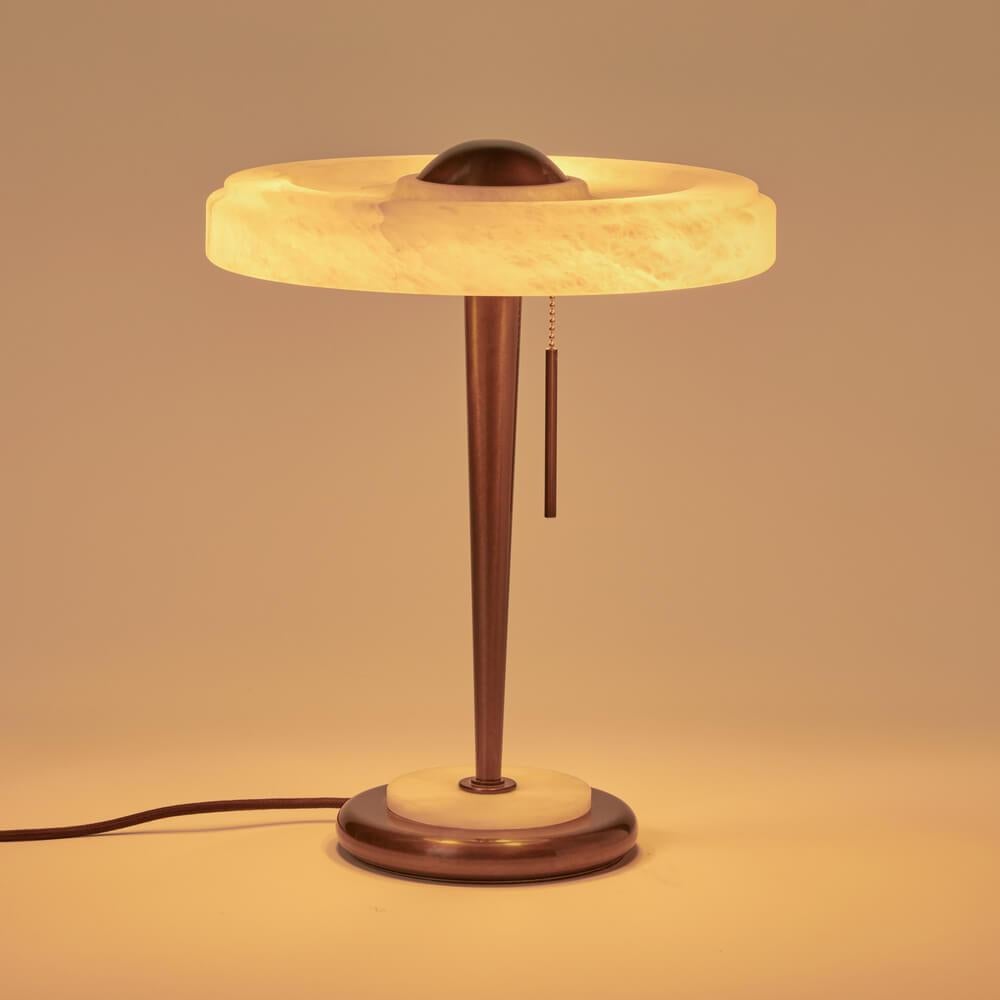 Elegante italienische Tischleuchte 'Benny' aus Bronze und Alabaster, Maßanfertigung (Moderne der Mitte des Jahrhunderts) im Angebot