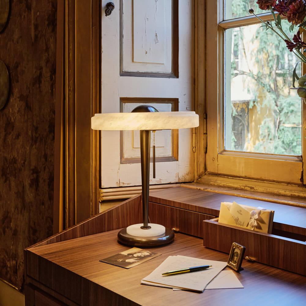 Elegante italienische Tischleuchte 'Benny' aus Bronze und Alabaster, Maßanfertigung (Bronziert) im Angebot