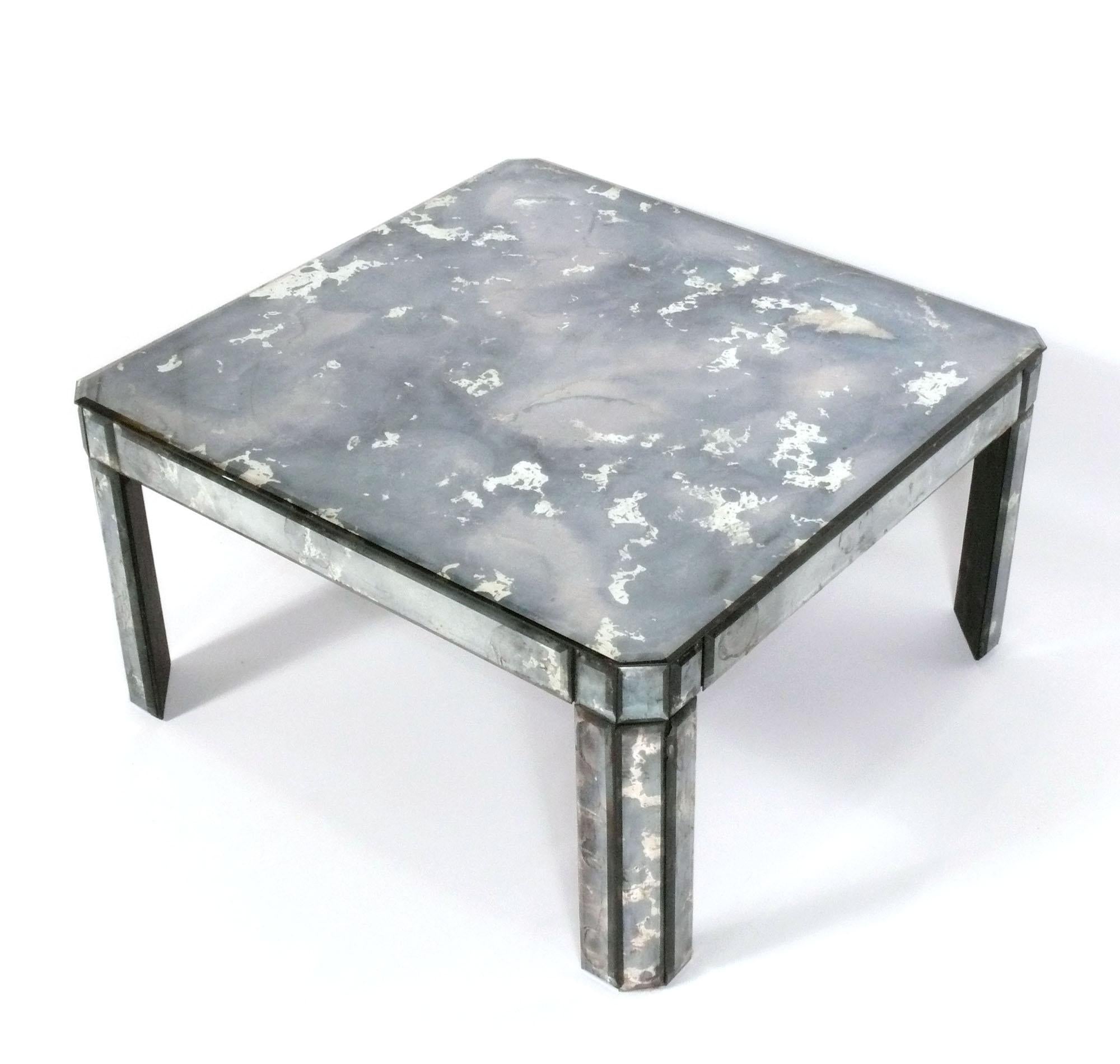 Elegante table basse en miroir biseauté, américaine, vers les années 1950. Il conserve sa chaude patine d'origine sur le verre d'origine. 
