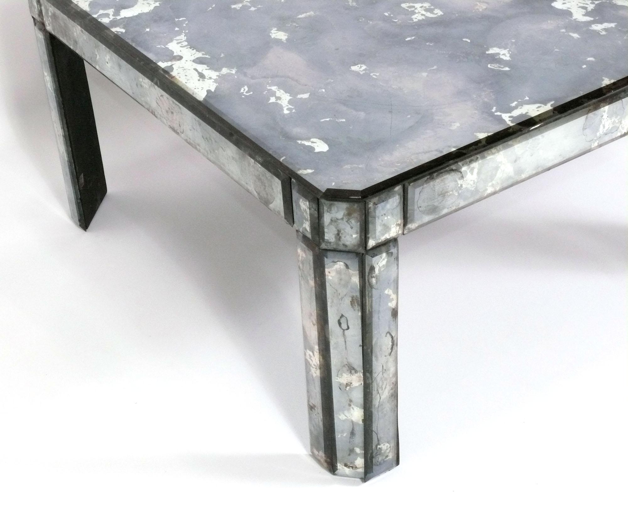 Mid-Century Modern Elegante table basse en miroir biseauté circa 1950s en vente