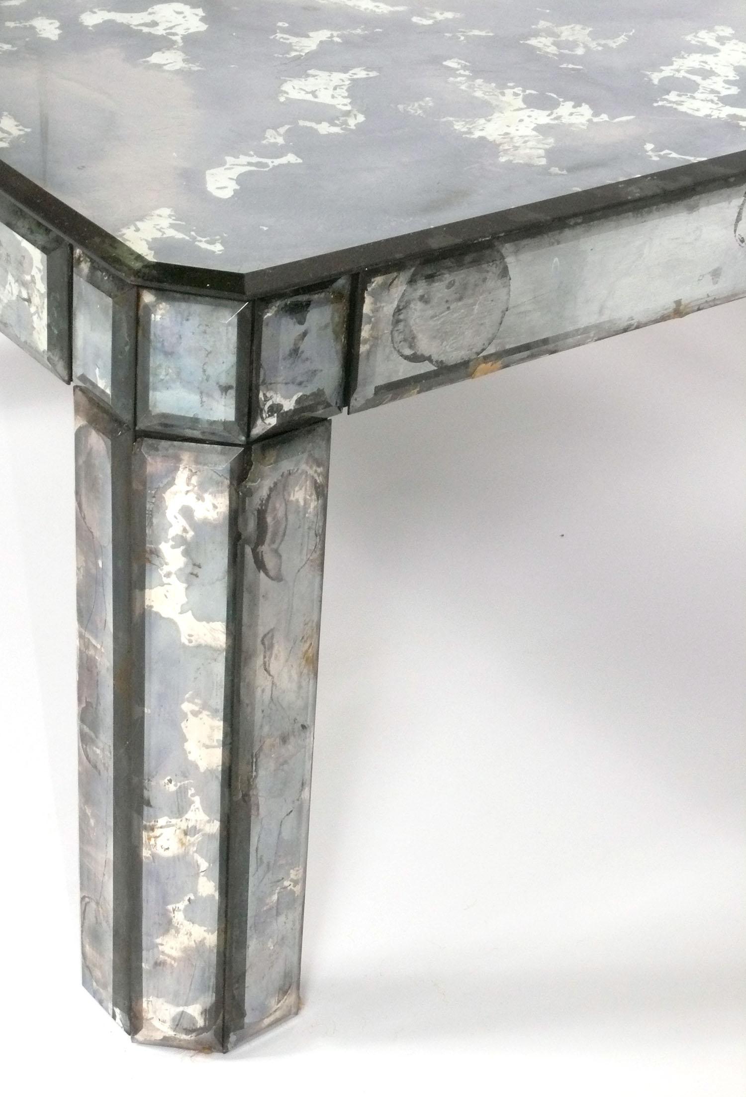 Américain Elegante table basse en miroir biseauté circa 1950s en vente