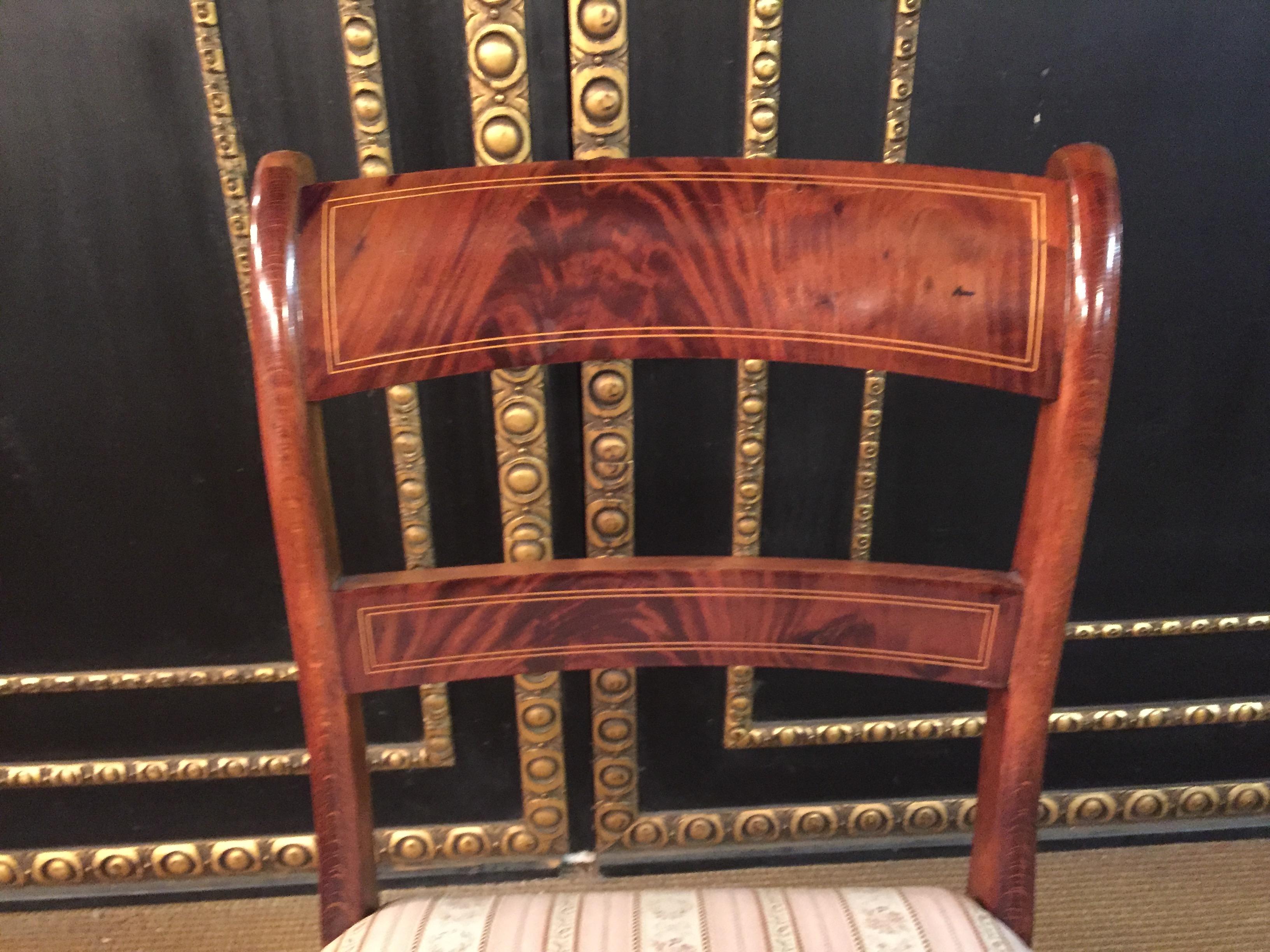 Antique Elegant Biedermeier Chair circa 1820 Mahogany Veneer In Good Condition For Sale In Berlin, DE