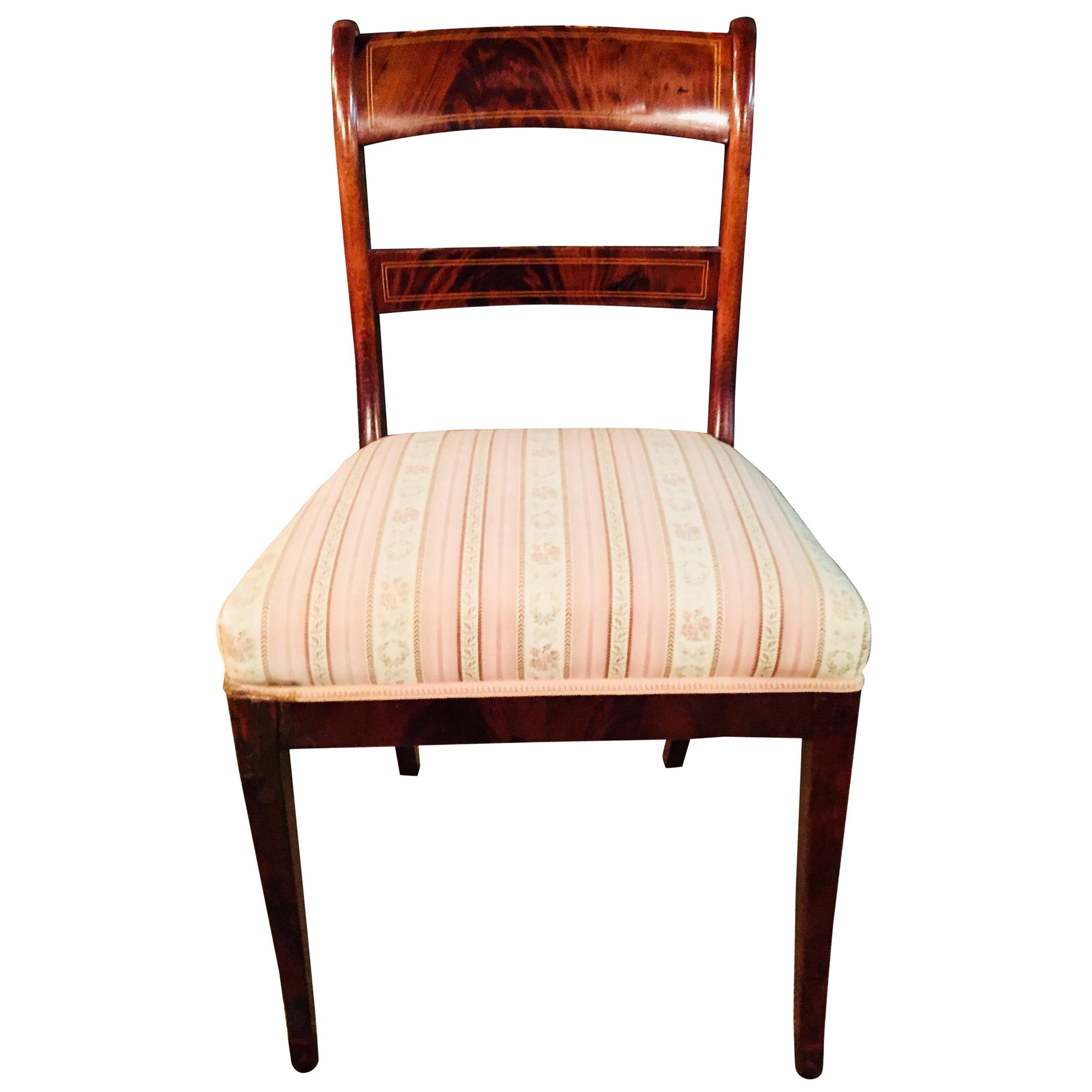 Eleganter eleganter Biedermeier-Stuhl aus Mahagoni, um 1820 im Angebot