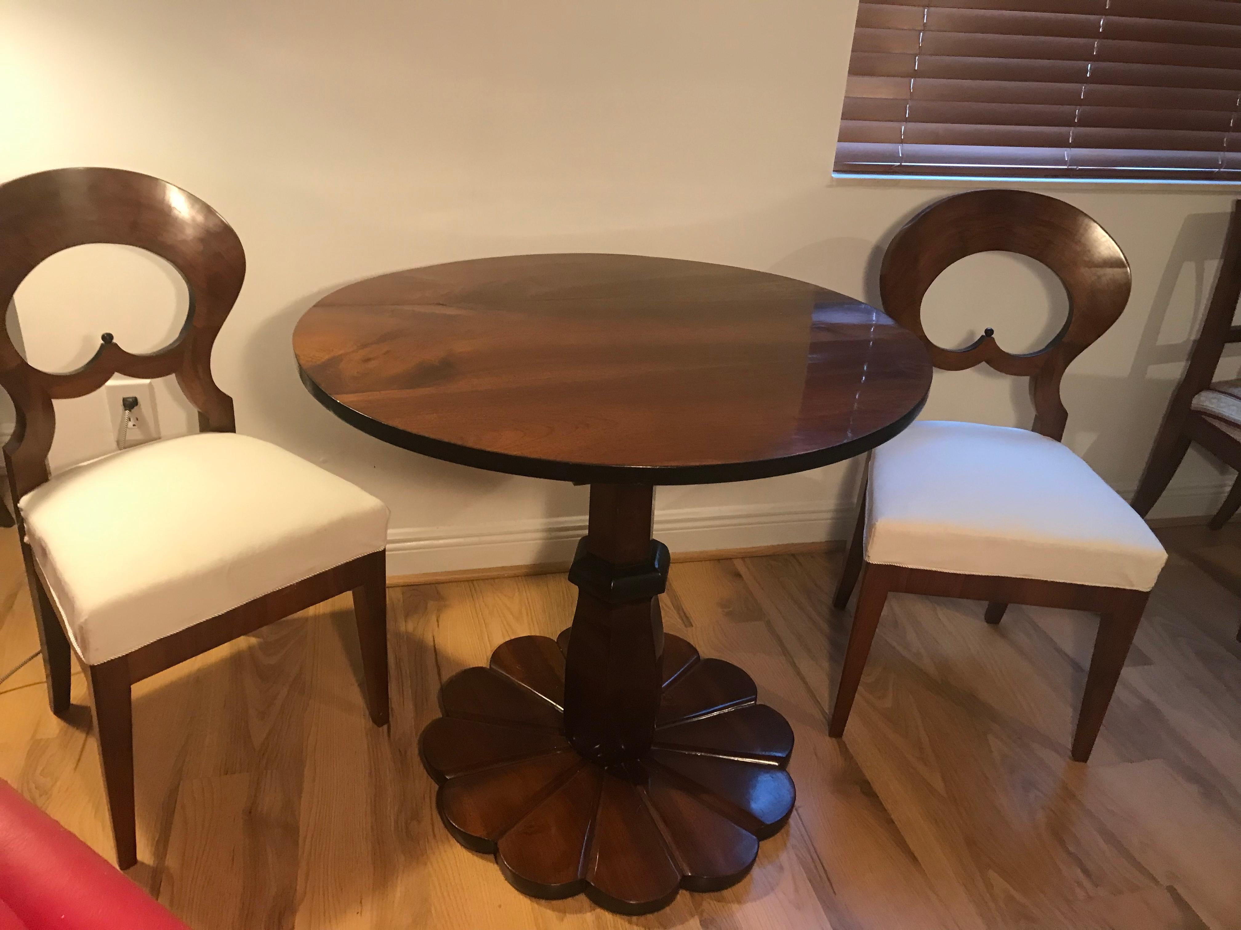 19th Century Elegant Biedermeier Walnut Table 1820 For Sale