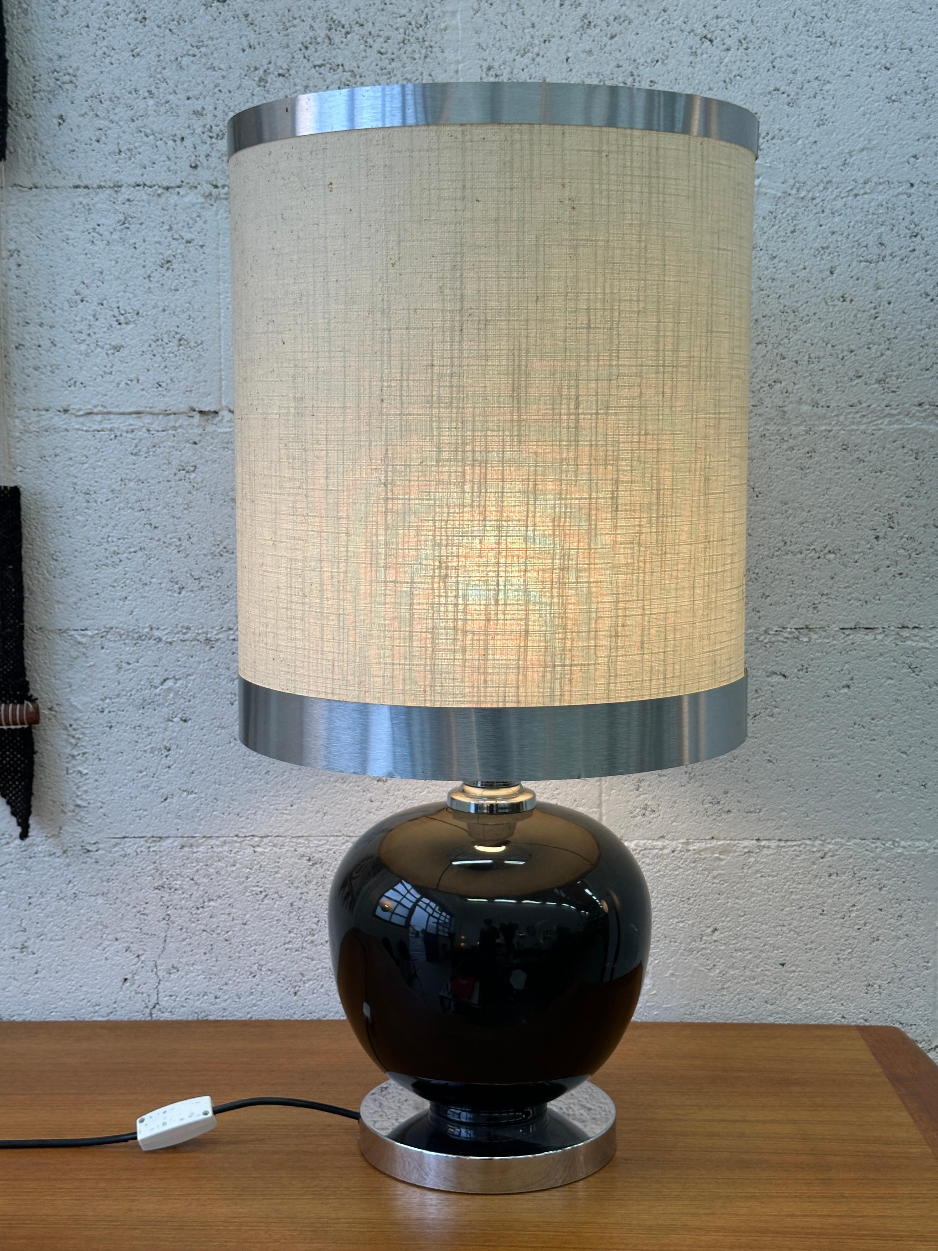 Elegante große Tischlampe mit zeitlosem Design 1970 im Zustand „Gut“ im Angebot in Genève, GE