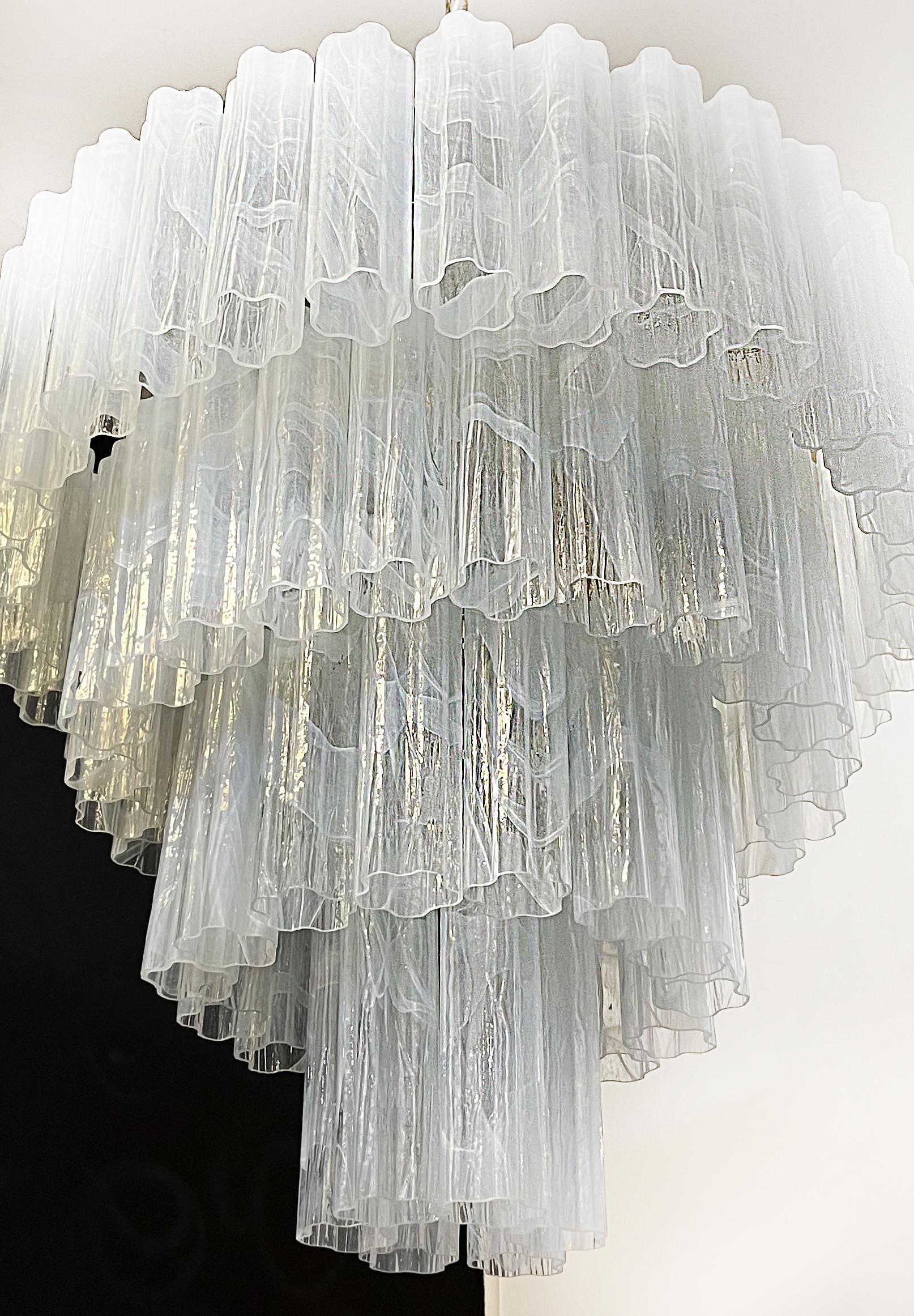 Elegant Big Vintage Murano Glass Tiered Chandelier, 78 Alabaster White Glasses For Sale 1