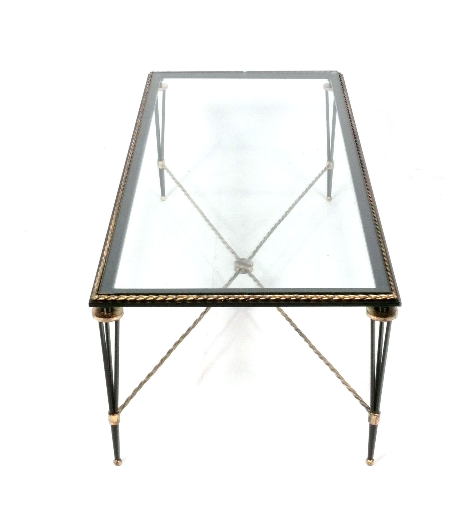 Hollywood Regency Elegance de la table basse en métal noir et doré dans le style de Gilbert Poillerat en vente