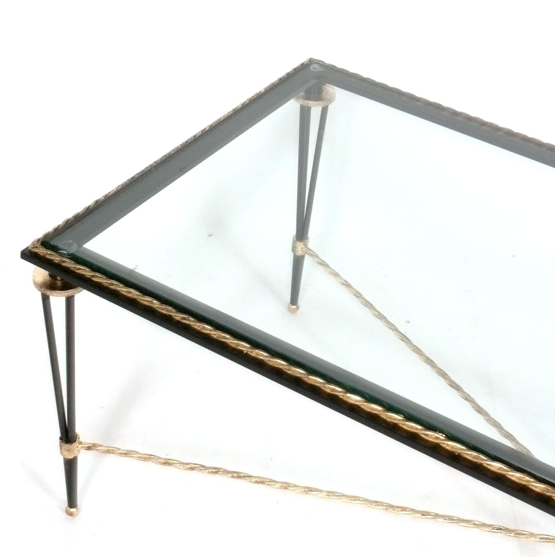 Français Elegance de la table basse en métal noir et doré dans le style de Gilbert Poillerat en vente