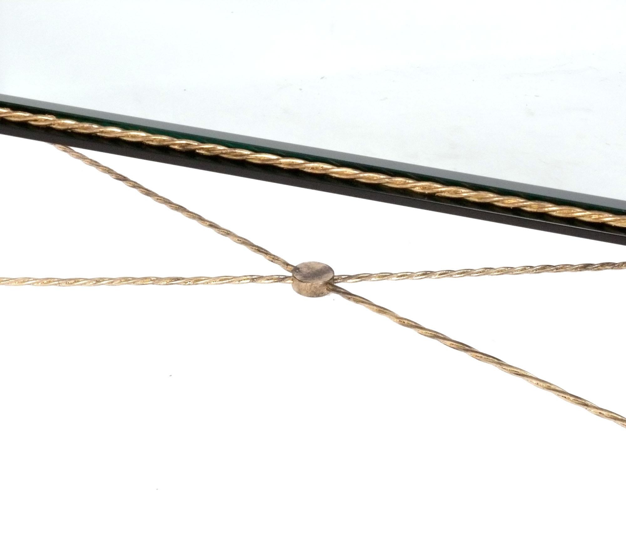 Doré Elegance de la table basse en métal noir et doré dans le style de Gilbert Poillerat en vente