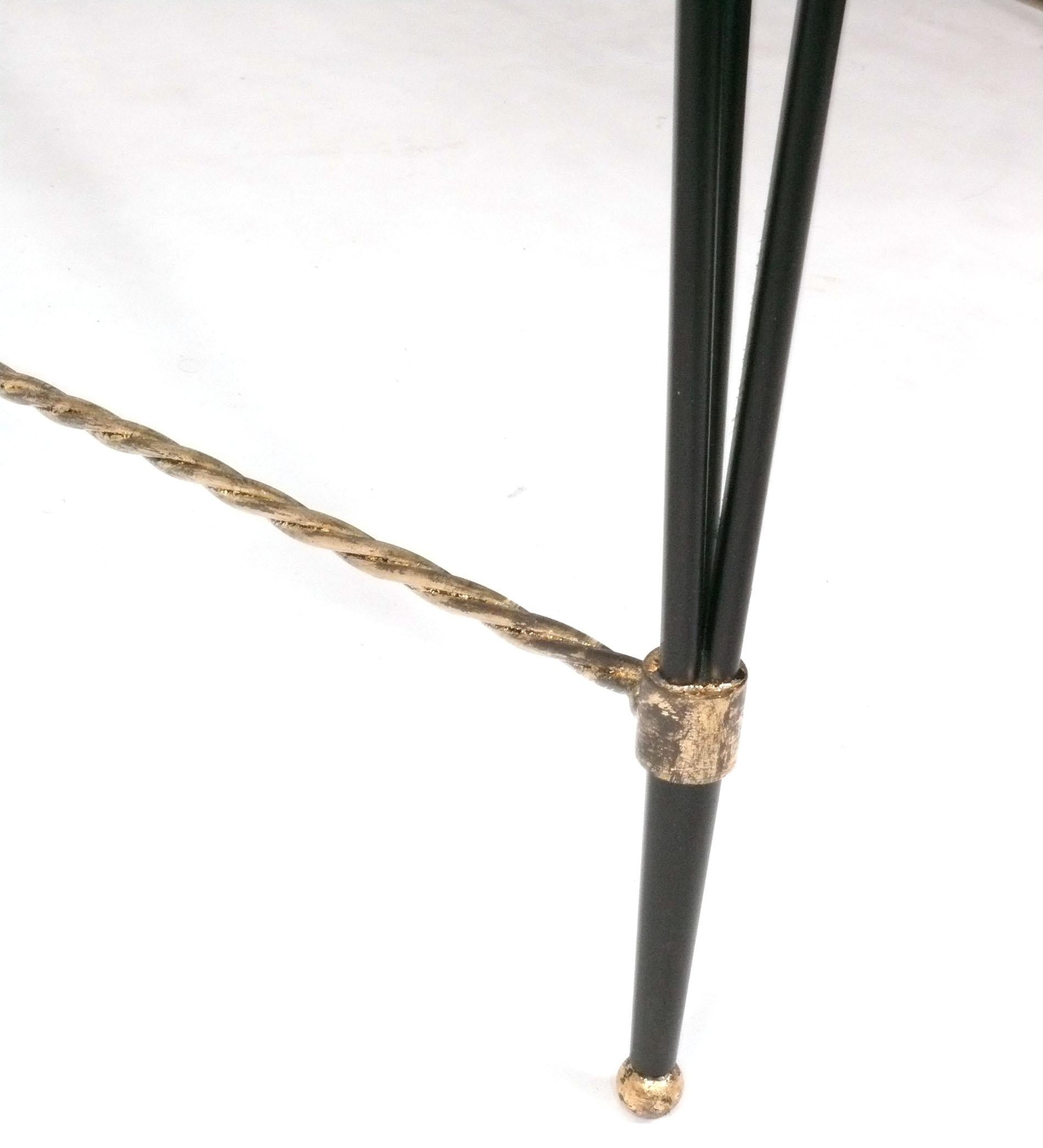 Elegance de la table basse en métal noir et doré dans le style de Gilbert Poillerat Bon état - En vente à Atlanta, GA