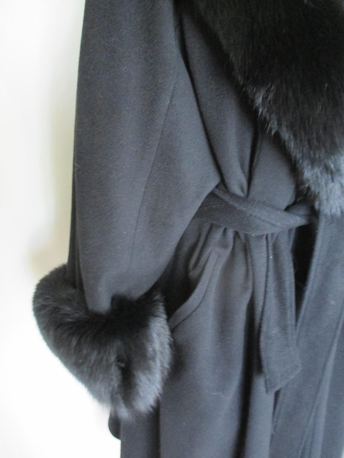  Eleganter schwarzer Kaschmir-Fuchsfell-Mantel mit ausgestellter Kapuze (Schwarz) im Angebot