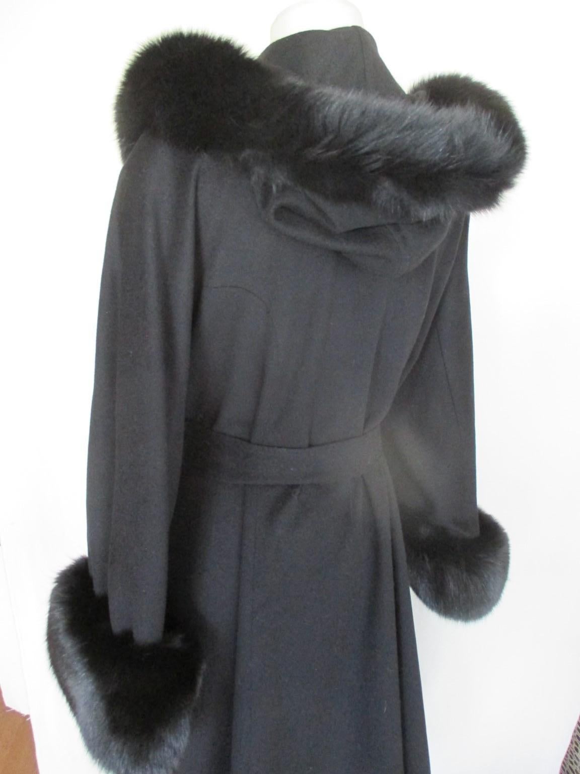  Elegant Black Cashmere Fox Fur Flared Hooded Coat In Excellent Condition For Sale In Amsterdam, NL